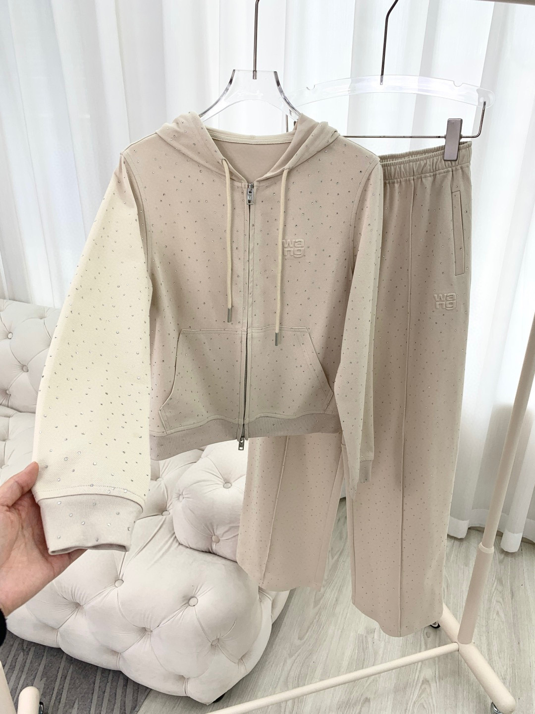 🛒𝐍𝐄𝐖 · 𝟐𝟎𝟐6/爆款现货原单品质 Ale*｜26早春薄款压花烫钻新品套装！高端定制带帽外套，搭配