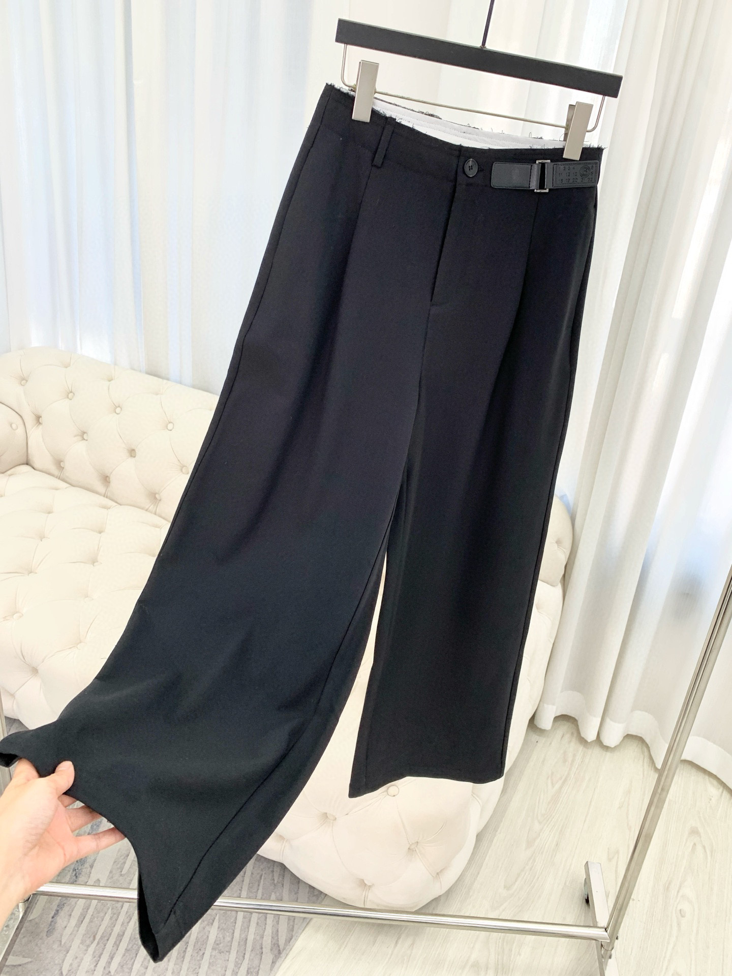 🛒𝐍𝐄𝐖 · 𝟐𝟎𝟐6/爆款现货设计师 MM6｜26新款毛边皮牌休闲西裤颜色百搭高级 尽显高级随意感 视