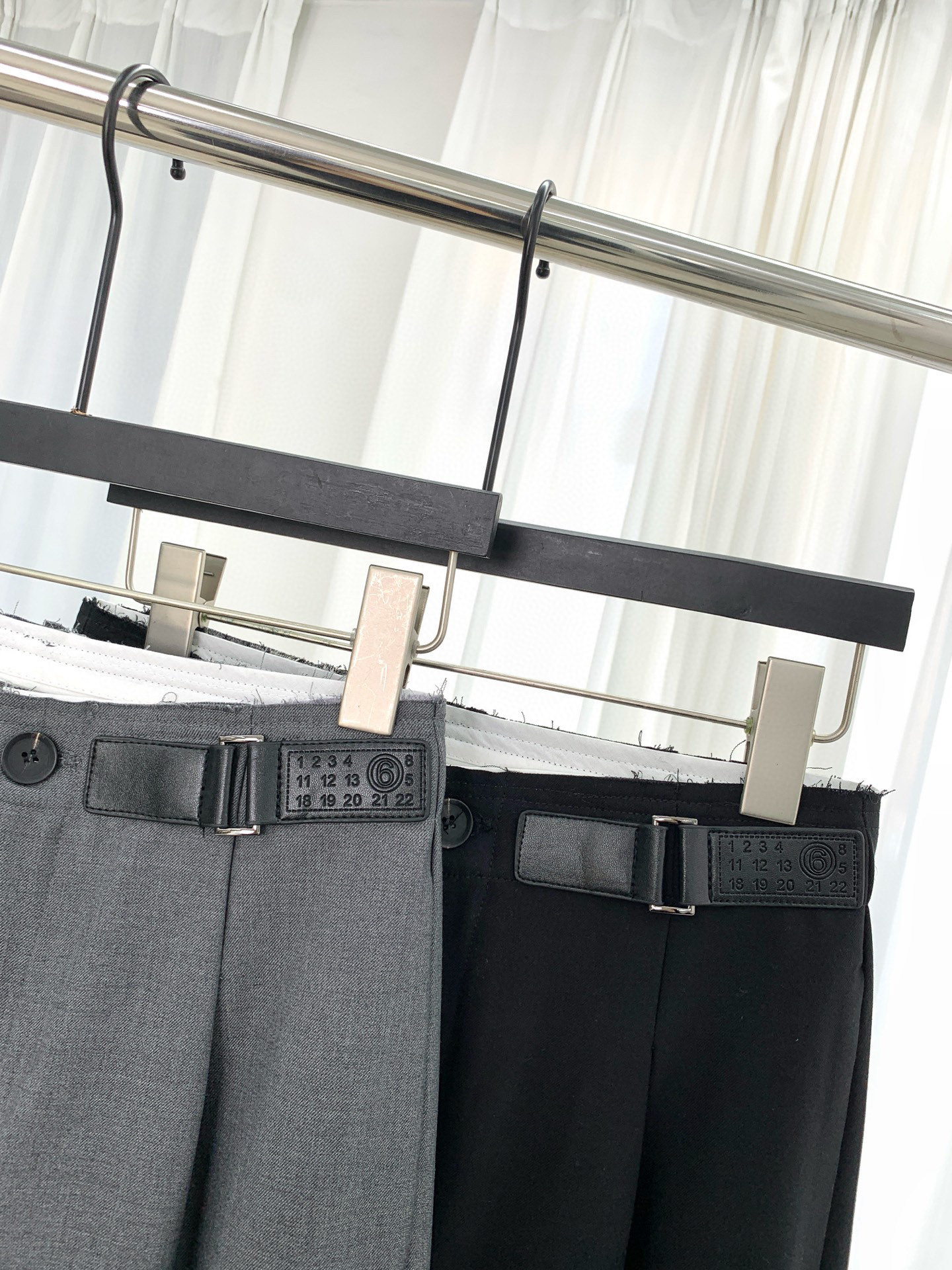 🛒𝐍𝐄𝐖 · 𝟐𝟎𝟐6/爆款现货设计师 MM6｜26新款毛边皮牌休闲西裤颜色百搭高级 尽显高级随意感 视