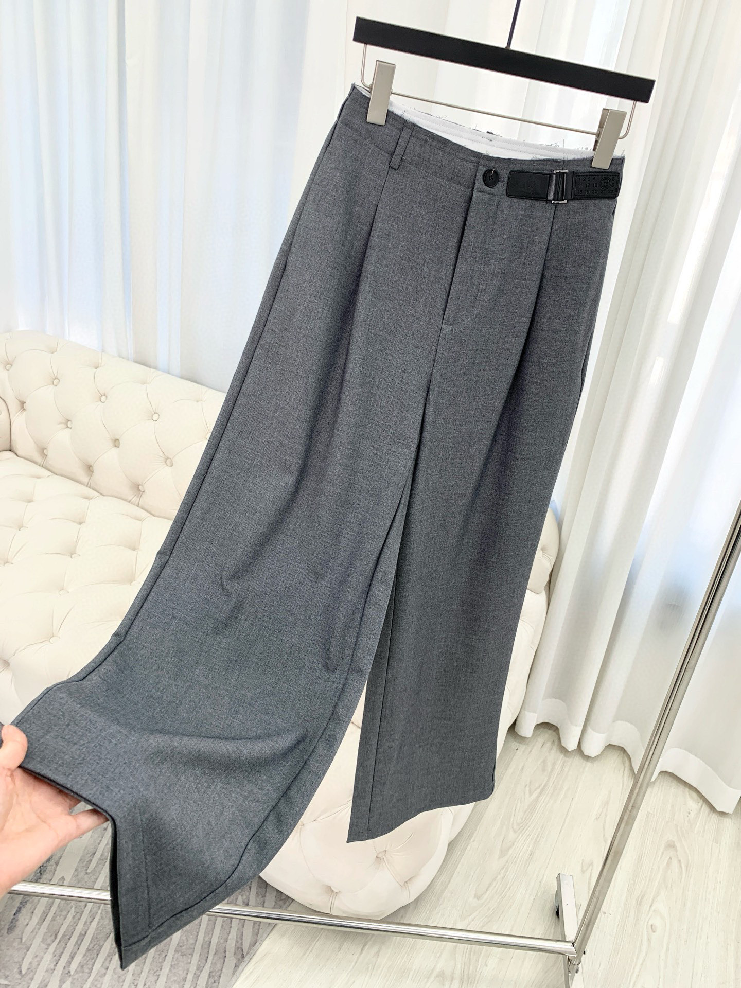 🛒𝐍𝐄𝐖 · 𝟐𝟎𝟐6/爆款现货设计师 MM6｜26新款毛边皮牌休闲西裤颜色百搭高级 尽显高级随意感 视