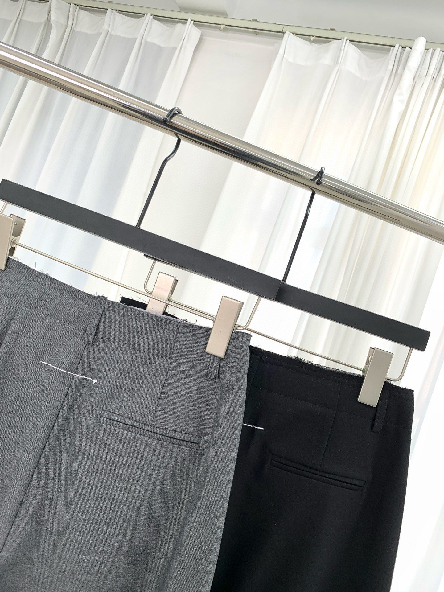 🛒𝐍𝐄𝐖 · 𝟐𝟎𝟐6/爆款现货设计师 MM6｜26新款毛边皮牌休闲西裤颜色百搭高级 尽显高级随意感 视