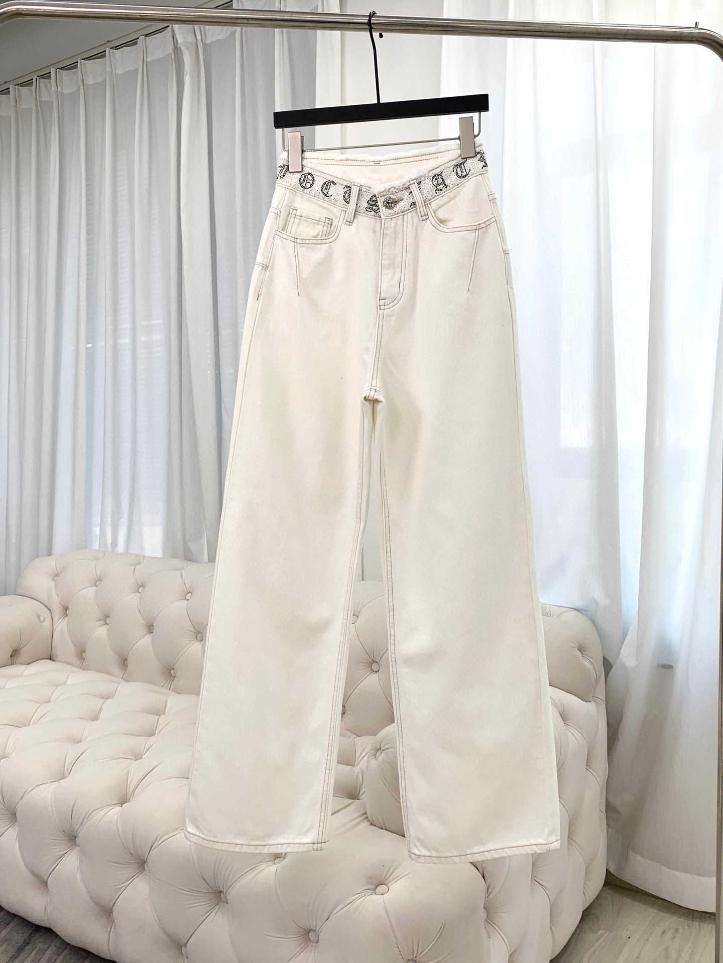 🛒𝐍𝐄𝐖 · 𝟐𝟎𝟐6/爆款现货【早春新款】原创｜烫钻毛边牛仔裤采用高端定制面料，牛仔穿起来非常舒适，常