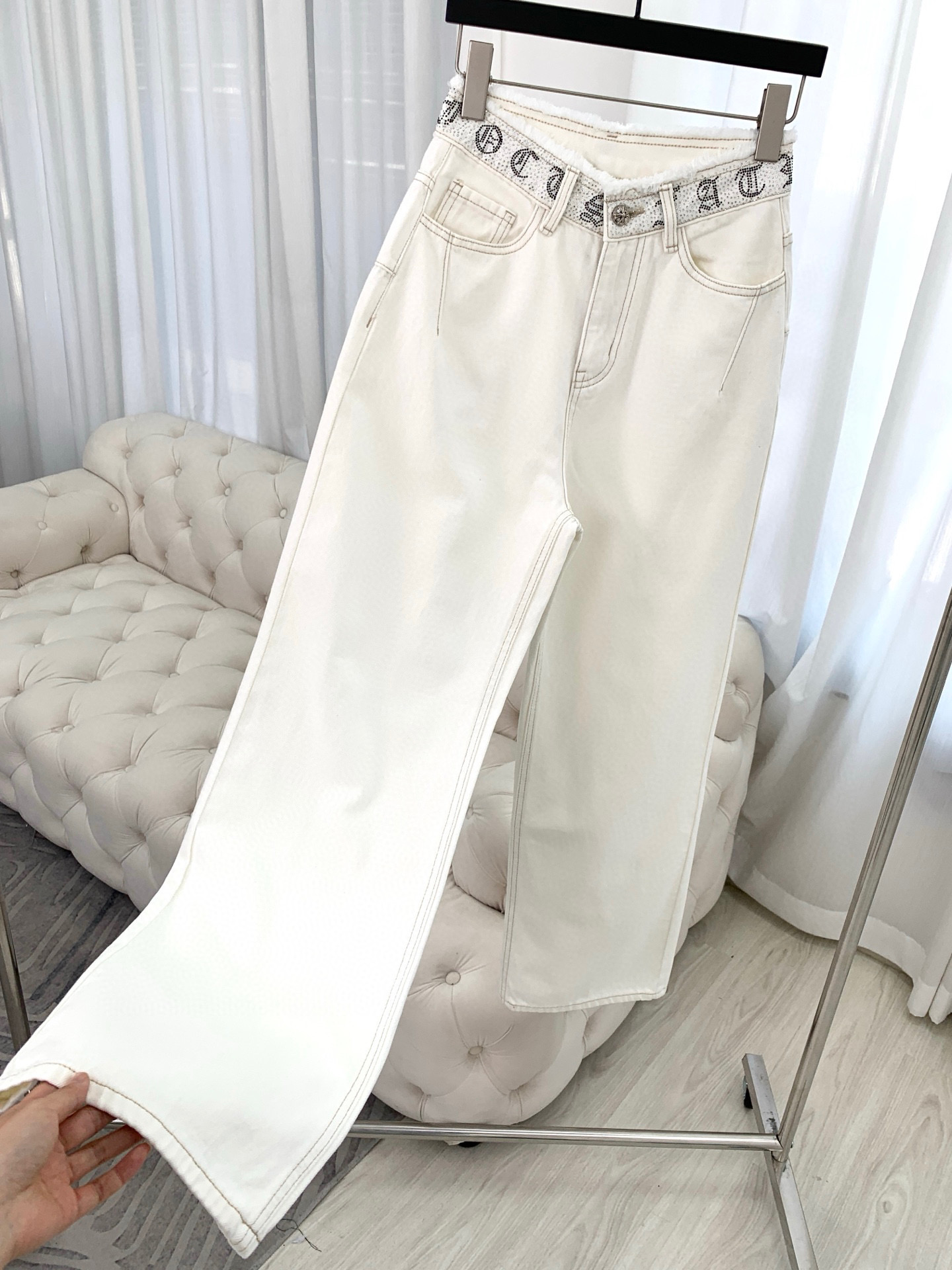 🛒𝐍𝐄𝐖 · 𝟐𝟎𝟐6/爆款现货【早春新款】原创｜烫钻毛边牛仔裤采用高端定制面料，牛仔穿起来非常舒适，常
