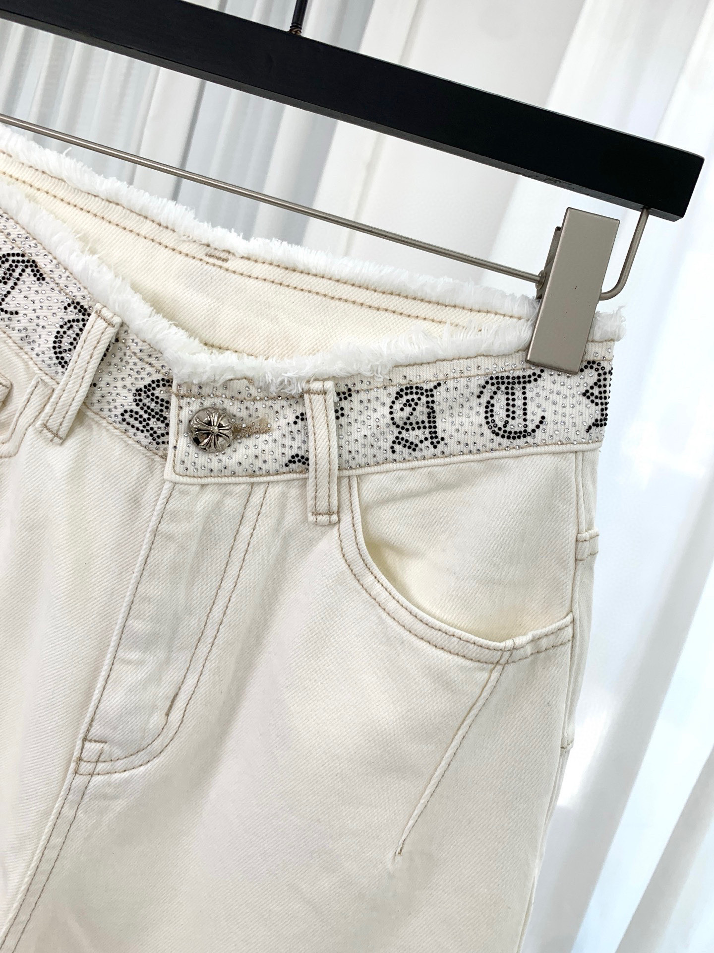 🛒𝐍𝐄𝐖 · 𝟐𝟎𝟐6/爆款现货【早春新款】原创｜烫钻毛边牛仔裤采用高端定制面料，牛仔穿起来非常舒适，常