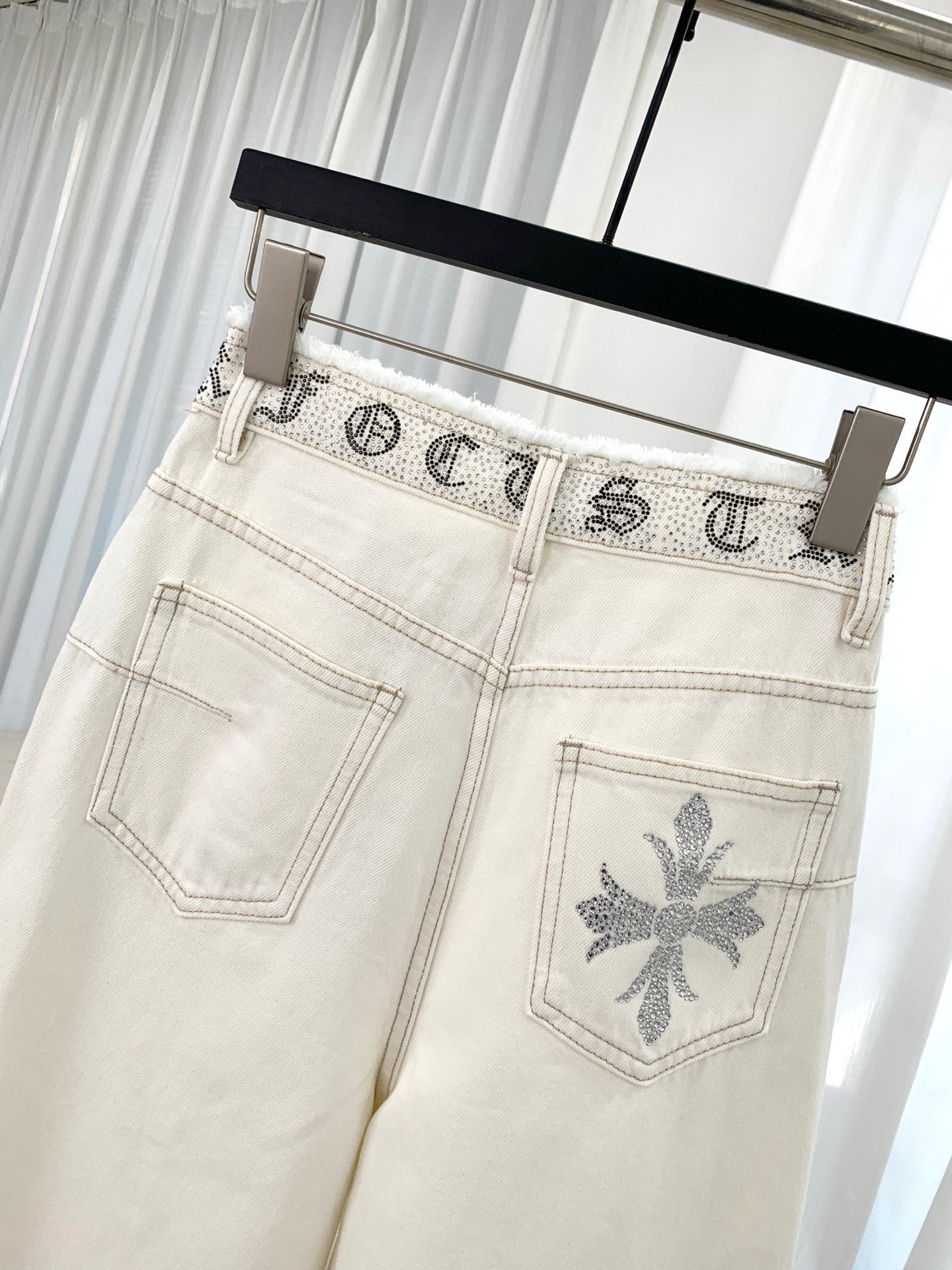 🛒𝐍𝐄𝐖 · 𝟐𝟎𝟐6/爆款现货【早春新款】原创｜烫钻毛边牛仔裤采用高端定制面料，牛仔穿起来非常舒适，常