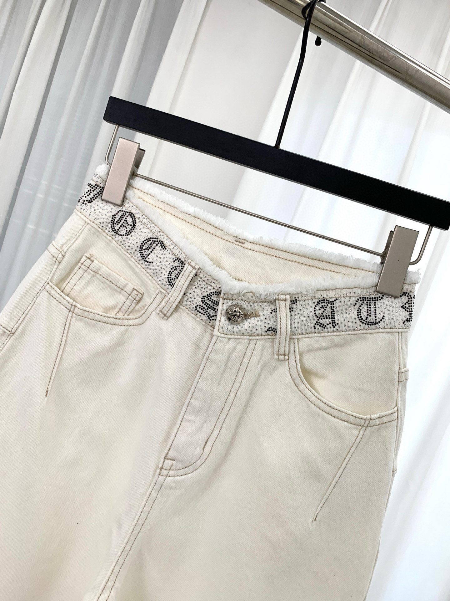 🛒𝐍𝐄𝐖 · 𝟐𝟎𝟐6/爆款现货【早春新款】原创｜烫钻毛边牛仔裤采用高端定制面料，牛仔穿起来非常舒适，常