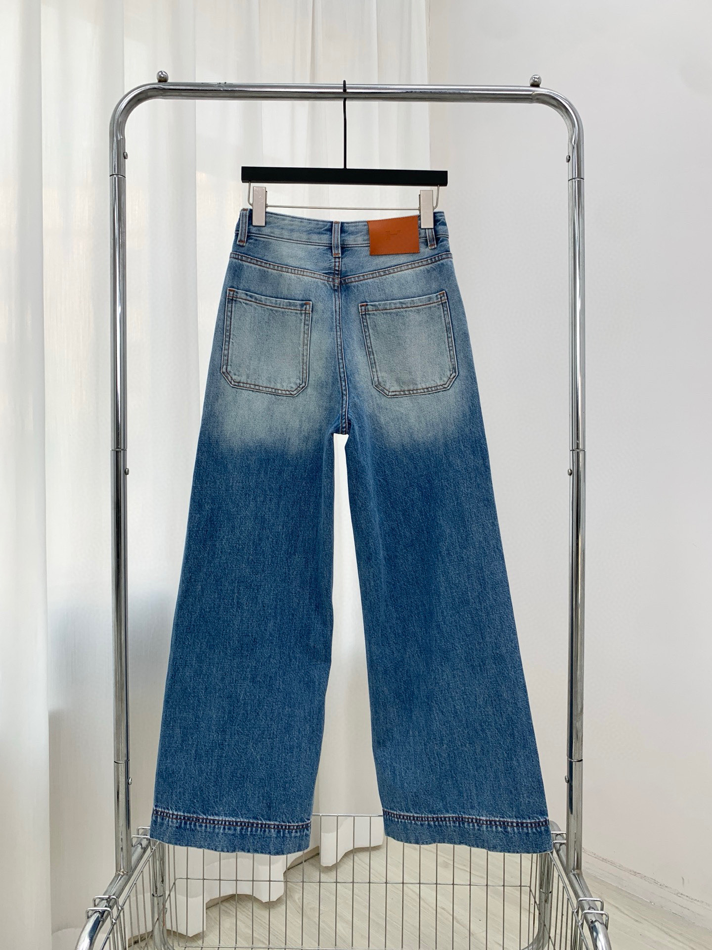 🛒𝐍𝐄𝐖 · 𝟐𝟎𝟐6/爆款现货【早春新款】原创｜渐变色阔腿牛仔裤采用高端定制面料，牛仔穿起来非常舒适，