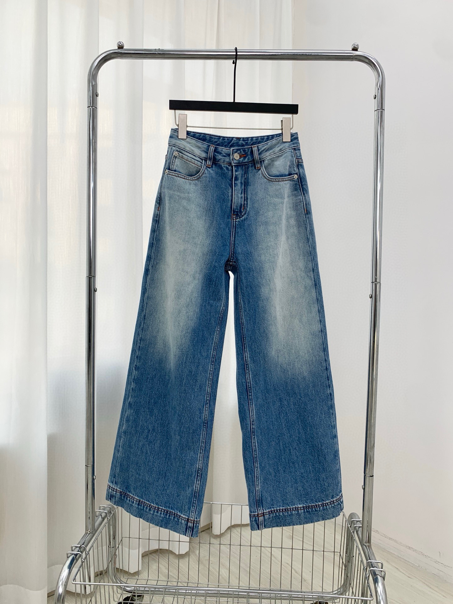 🛒𝐍𝐄𝐖 · 𝟐𝟎𝟐6/爆款现货【早春新款】原创｜渐变色阔腿牛仔裤采用高端定制面料，牛仔穿起来非常舒适，