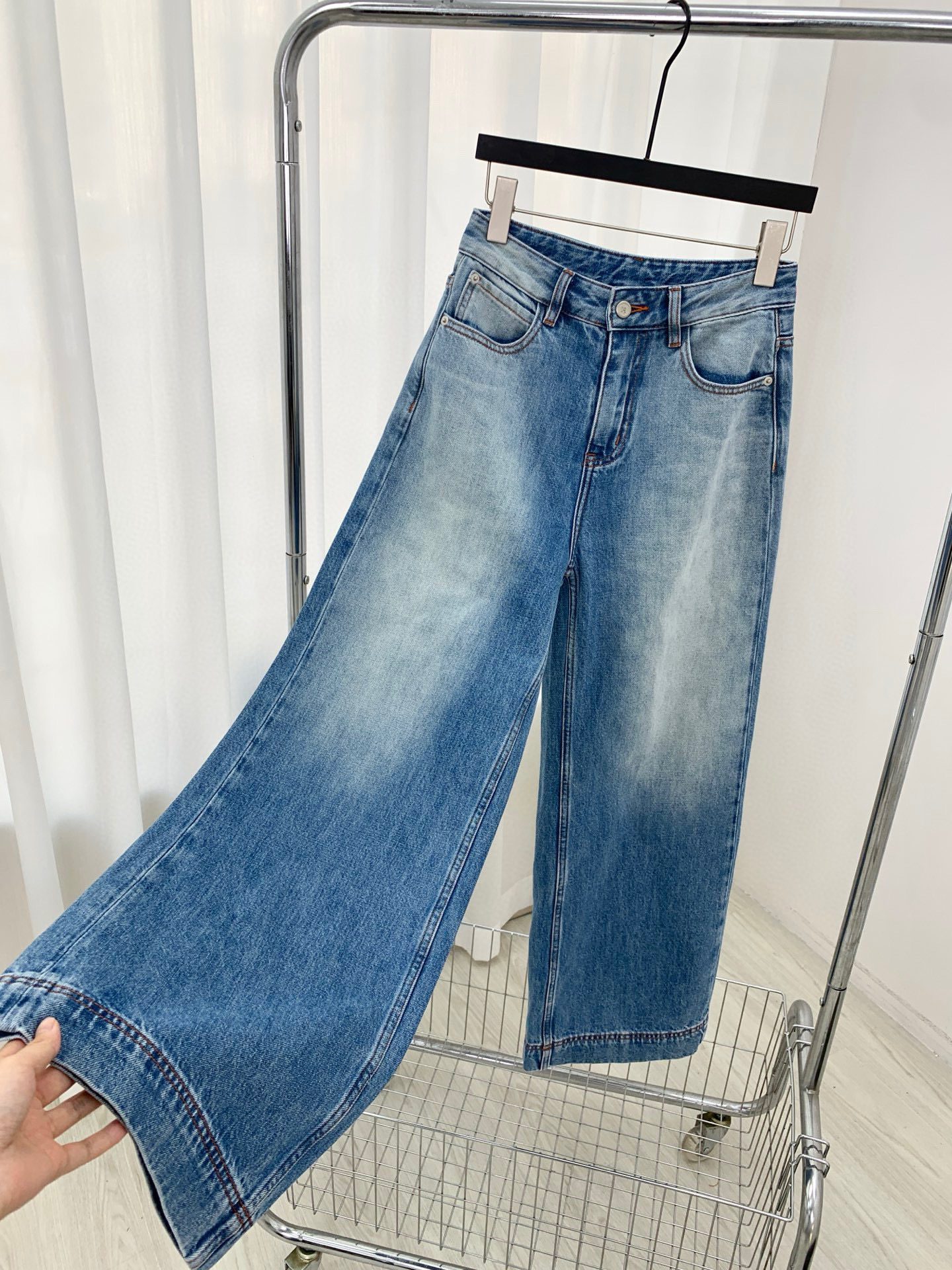 🛒𝐍𝐄𝐖 · 𝟐𝟎𝟐6/爆款现货【早春新款】原创｜渐变色阔腿牛仔裤采用高端定制面料，牛仔穿起来非常舒适，