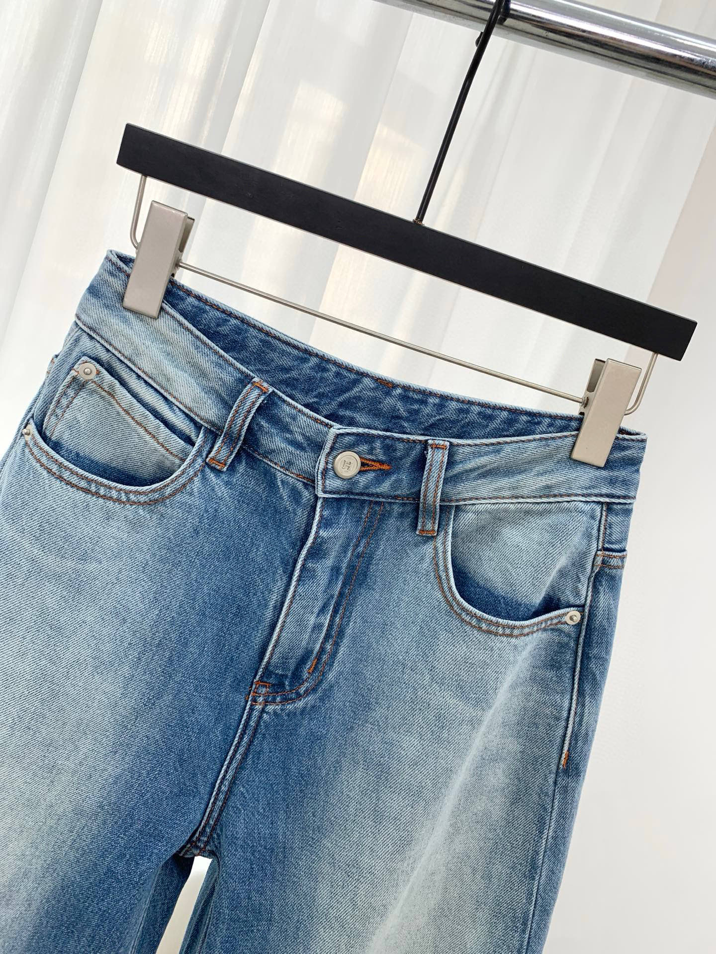 🛒𝐍𝐄𝐖 · 𝟐𝟎𝟐6/爆款现货【早春新款】原创｜渐变色阔腿牛仔裤采用高端定制面料，牛仔穿起来非常舒适，