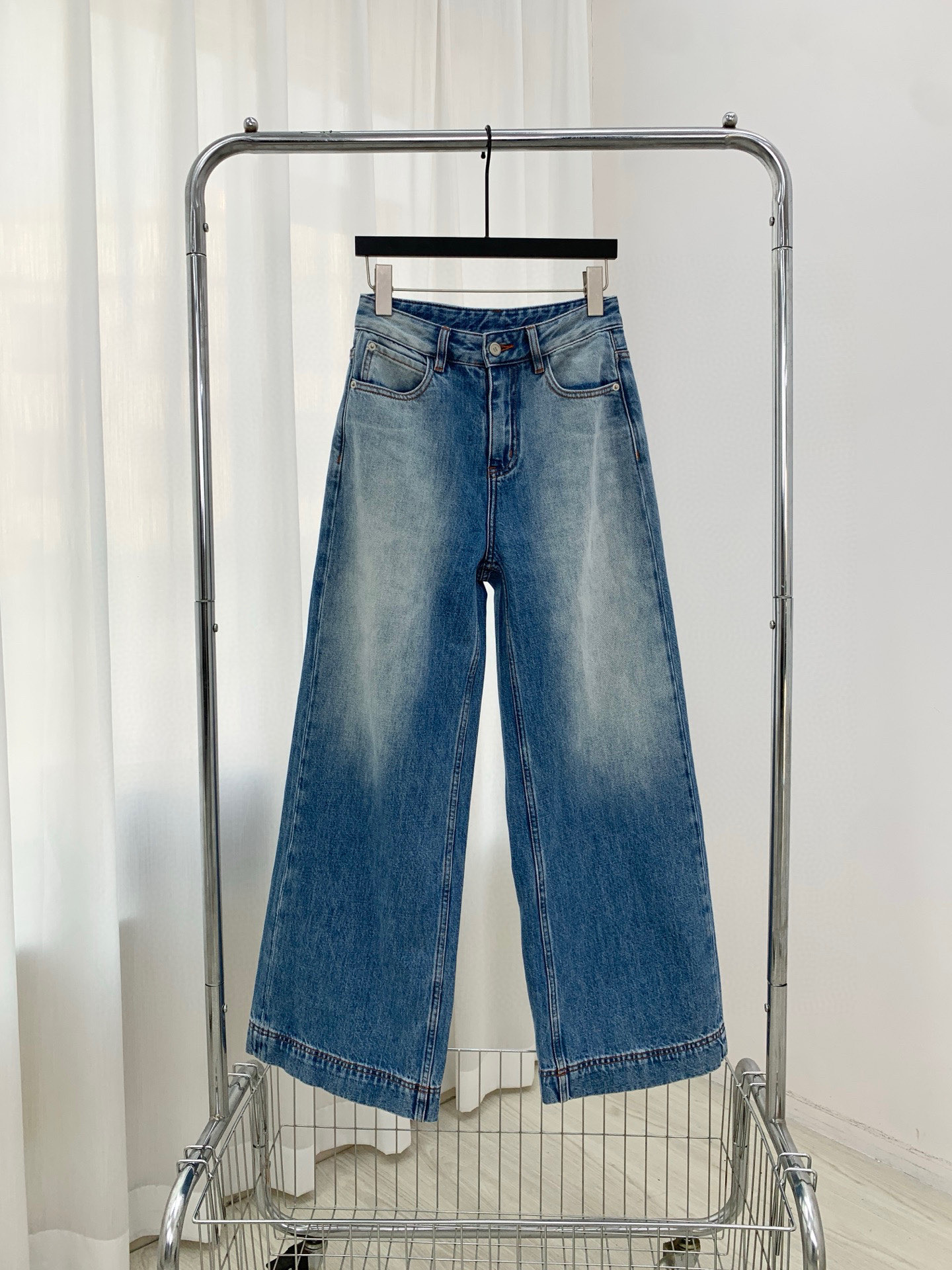 🛒𝐍𝐄𝐖 · 𝟐𝟎𝟐6/爆款现货【早春新款】原创｜渐变色阔腿牛仔裤采用高端定制面料，牛仔穿起来非常舒适，