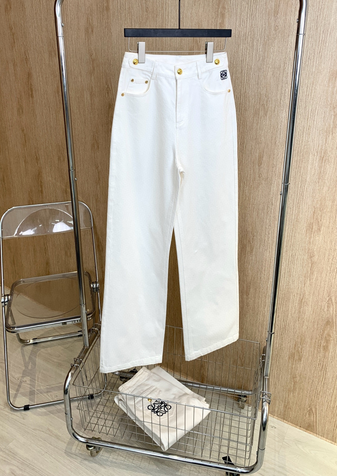 🛒𝐍𝐄𝐖 · 𝟐𝟎𝟐6/爆款现货【早春新款】原创｜口袋金扣刺绣牛仔裤采用高端定制面料，牛仔穿起来非常舒适