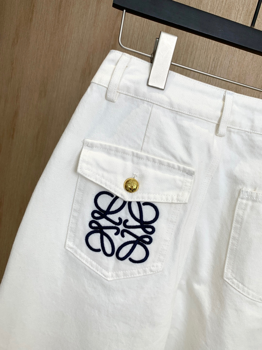 🛒𝐍𝐄𝐖 · 𝟐𝟎𝟐6/爆款现货【早春新款】原创｜口袋金扣刺绣牛仔裤采用高端定制面料，牛仔穿起来非常舒适