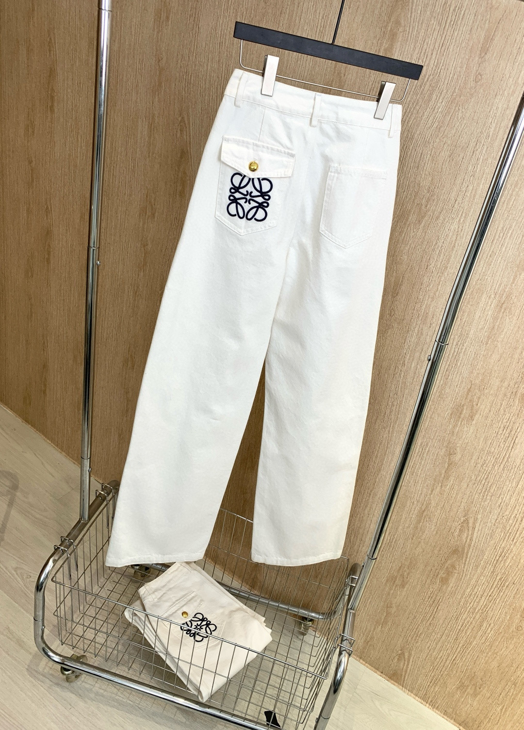 🛒𝐍𝐄𝐖 · 𝟐𝟎𝟐6/爆款现货【早春新款】原创｜口袋金扣刺绣牛仔裤采用高端定制面料，牛仔穿起来非常舒适