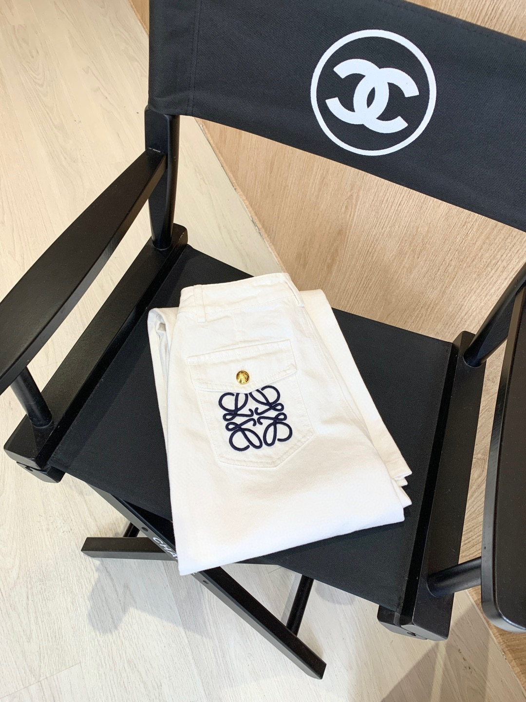 🛒𝐍𝐄𝐖 · 𝟐𝟎𝟐6/爆款现货【早春新款】原创｜口袋金扣刺绣牛仔裤采用高端定制面料，牛仔穿起来非常舒适