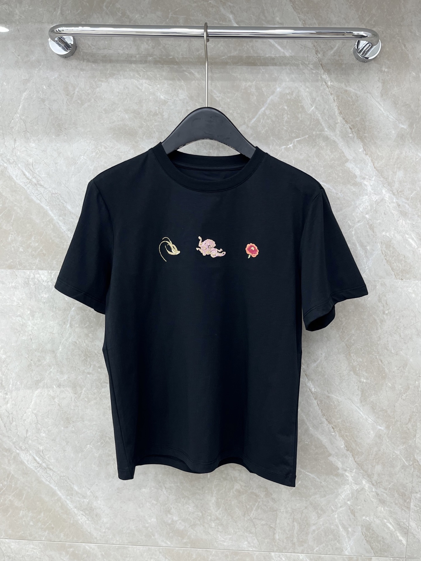 🛒𝐍𝐄𝐖 · 𝟐𝟎𝟐6/爆款现货原单品质 小众*｜26新品刺绣短袖T恤精致宽松版型上身巨显瘦！定制最新工