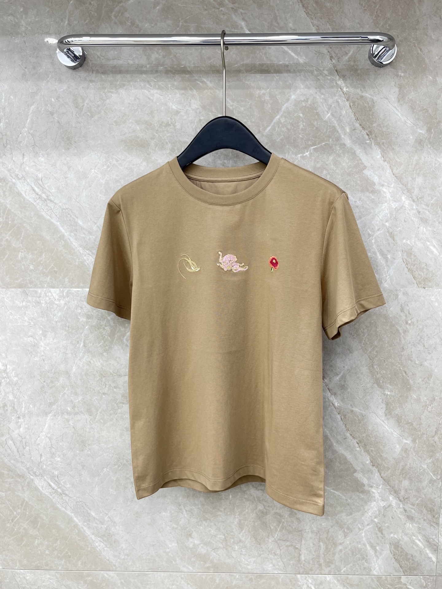 🛒𝐍𝐄𝐖 · 𝟐𝟎𝟐6/爆款现货原单品质 小众*｜26新品刺绣短袖T恤精致宽松版型上身巨显瘦！定制最新工