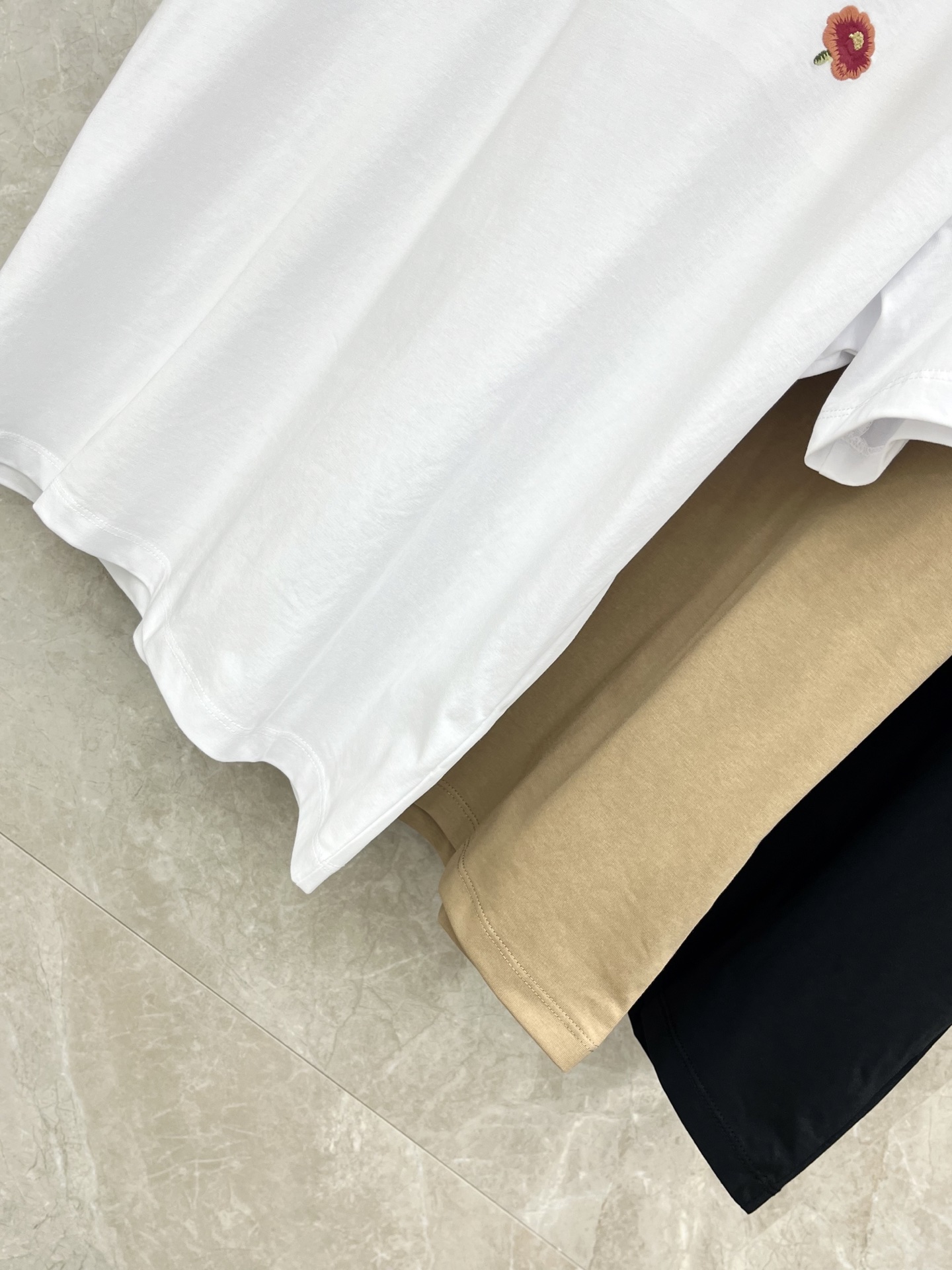 🛒𝐍𝐄𝐖 · 𝟐𝟎𝟐6/爆款现货原单品质 小众*｜26新品刺绣短袖T恤精致宽松版型上身巨显瘦！定制最新工