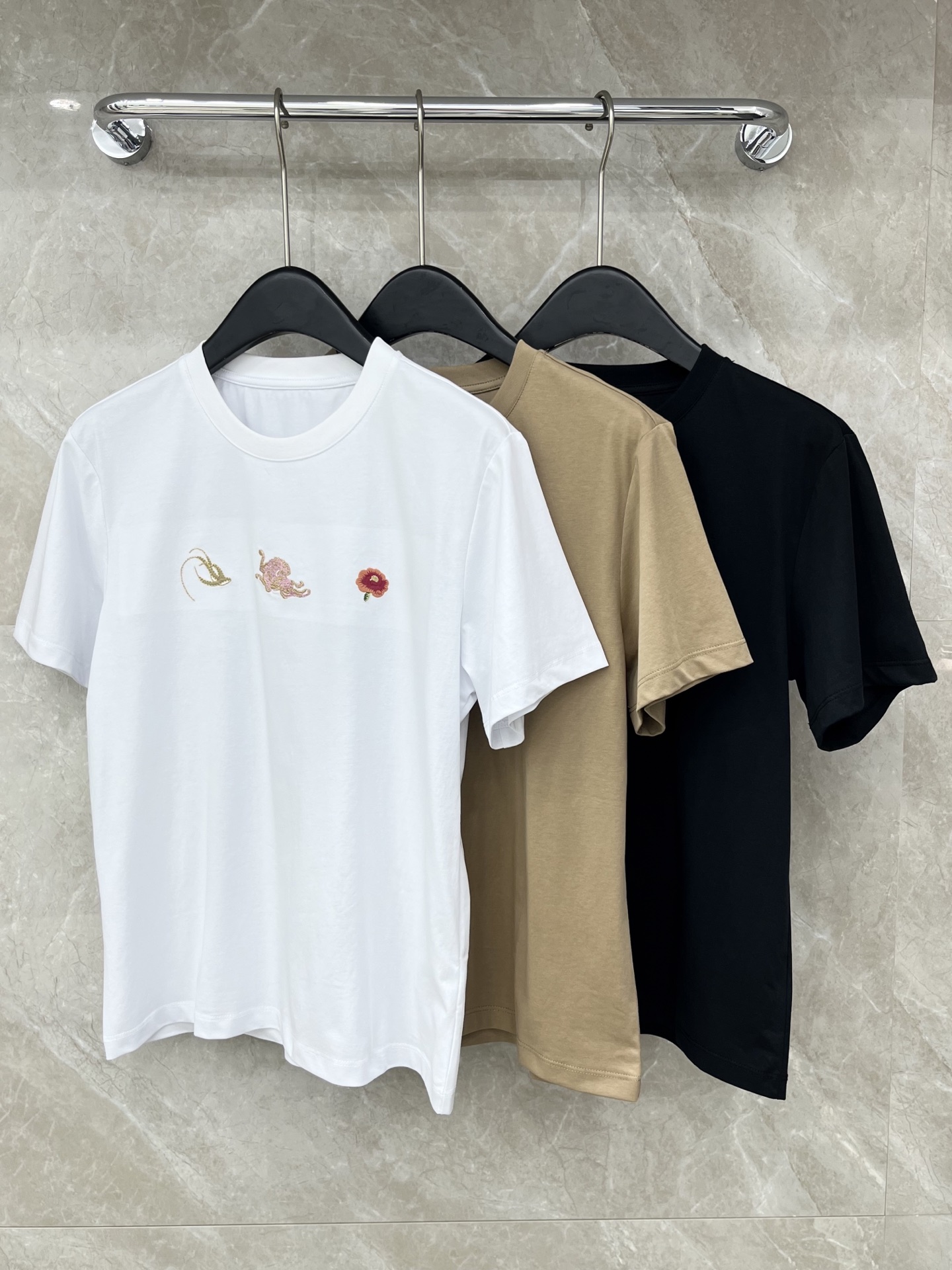 🛒𝐍𝐄𝐖 · 𝟐𝟎𝟐6/爆款现货原单品质 小众*｜26新品刺绣短袖T恤精致宽松版型上身巨显瘦！定制最新工