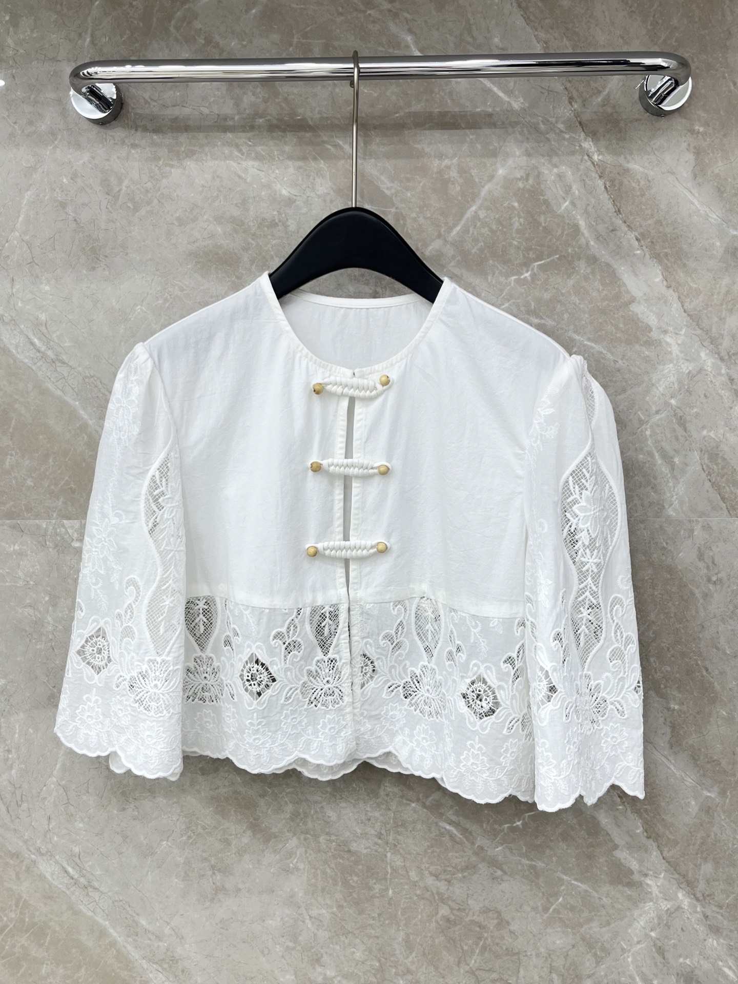 🛒𝐍𝐄𝐖 · 𝟐𝟎𝟐6/爆款现货原单品质 小众*｜2026新品水溶绣花镂空拼接衬衫灯笼袖设计 精致刺绣，