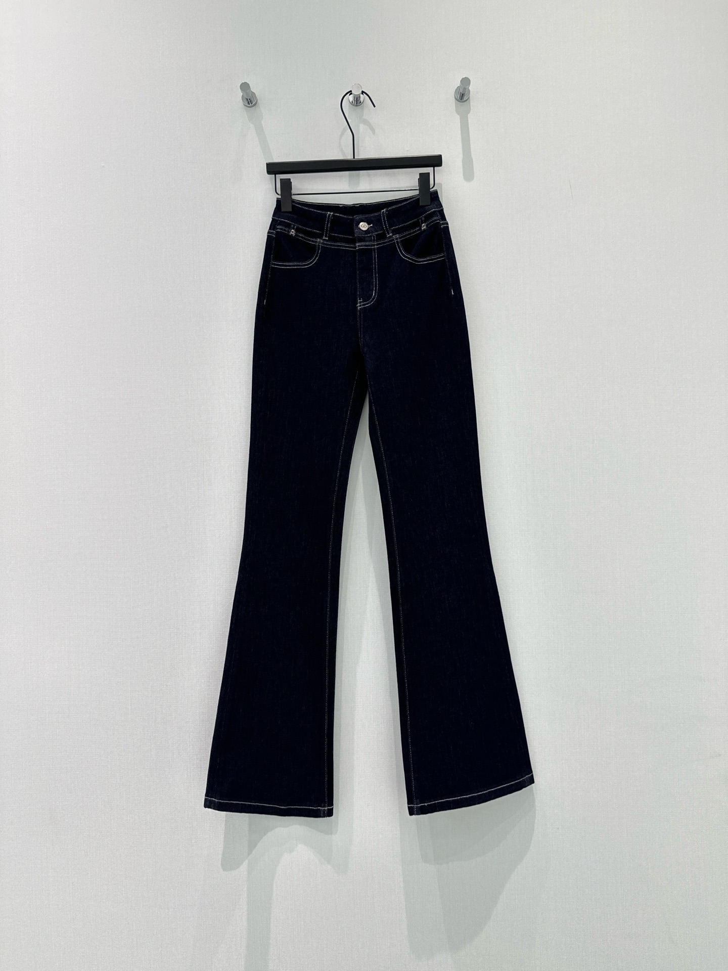 🛒𝐍𝐄𝐖 · 𝟐𝟎𝟐6/爆款现货【早春新款】原创｜双口袋V字刺绣微喇牛仔裤采用高端定制面料，牛仔穿起来非