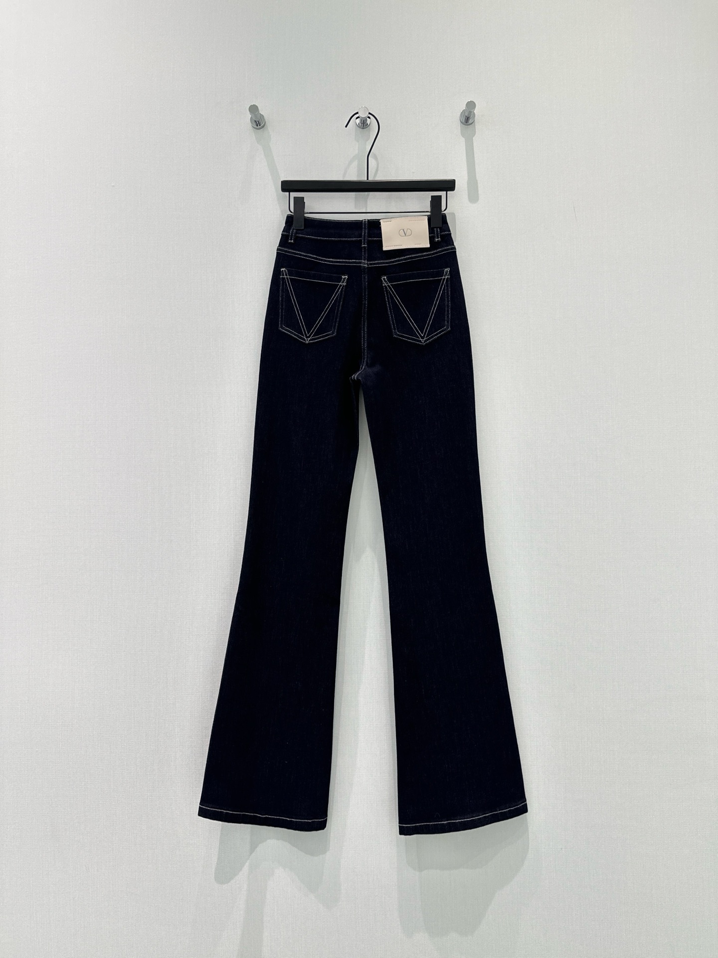 🛒𝐍𝐄𝐖 · 𝟐𝟎𝟐6/爆款现货【早春新款】原创｜双口袋V字刺绣微喇牛仔裤采用高端定制面料，牛仔穿起来非