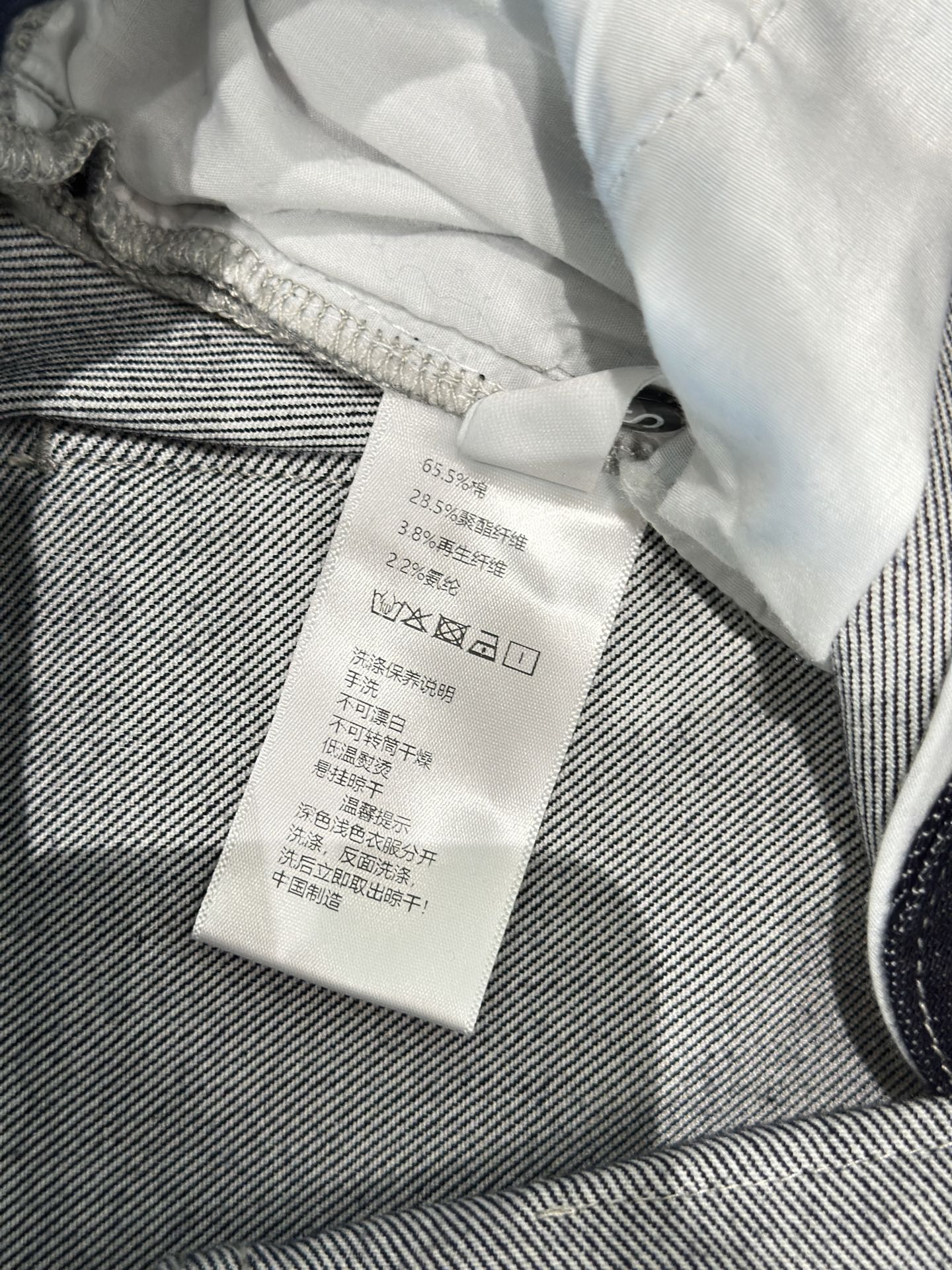 🛒𝐍𝐄𝐖 · 𝟐𝟎𝟐6/爆款现货【早春新款】原创｜双口袋V字刺绣微喇牛仔裤采用高端定制面料，牛仔穿起来非