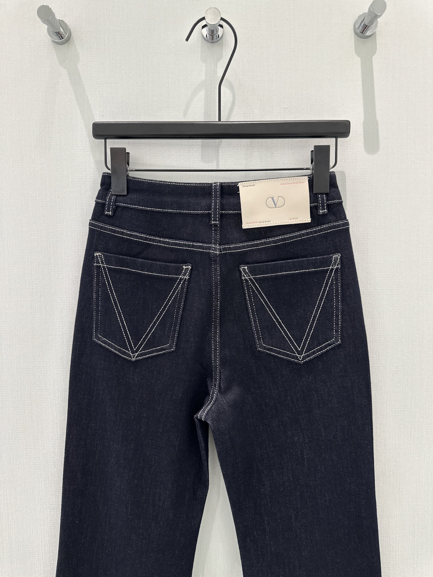 🛒𝐍𝐄𝐖 · 𝟐𝟎𝟐6/爆款现货【早春新款】原创｜双口袋V字刺绣微喇牛仔裤采用高端定制面料，牛仔穿起来非