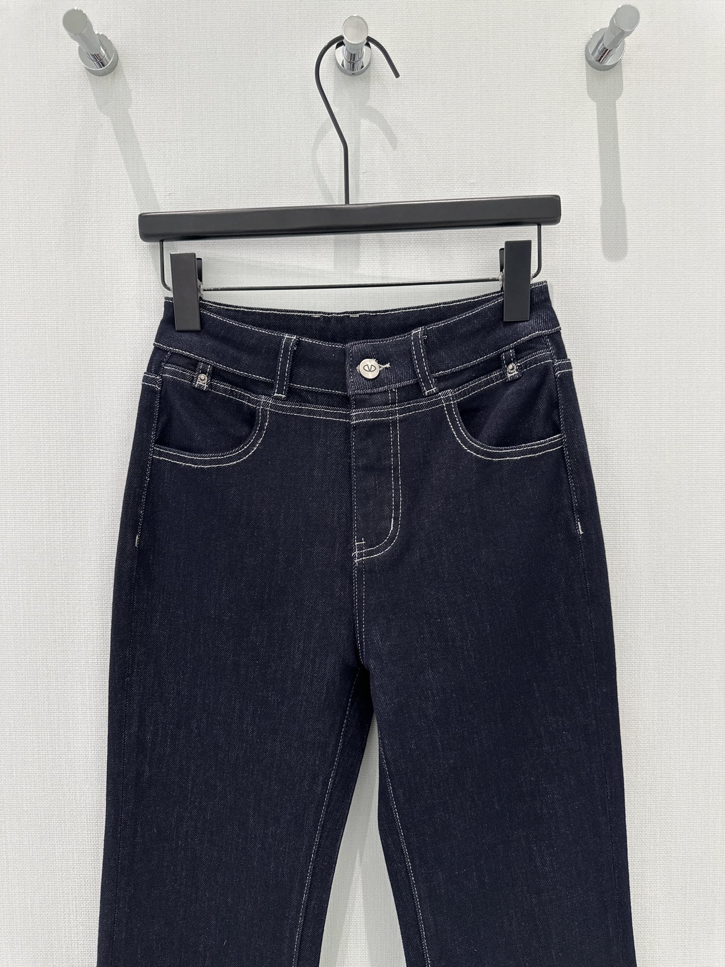 🛒𝐍𝐄𝐖 · 𝟐𝟎𝟐6/爆款现货【早春新款】原创｜双口袋V字刺绣微喇牛仔裤采用高端定制面料，牛仔穿起来非