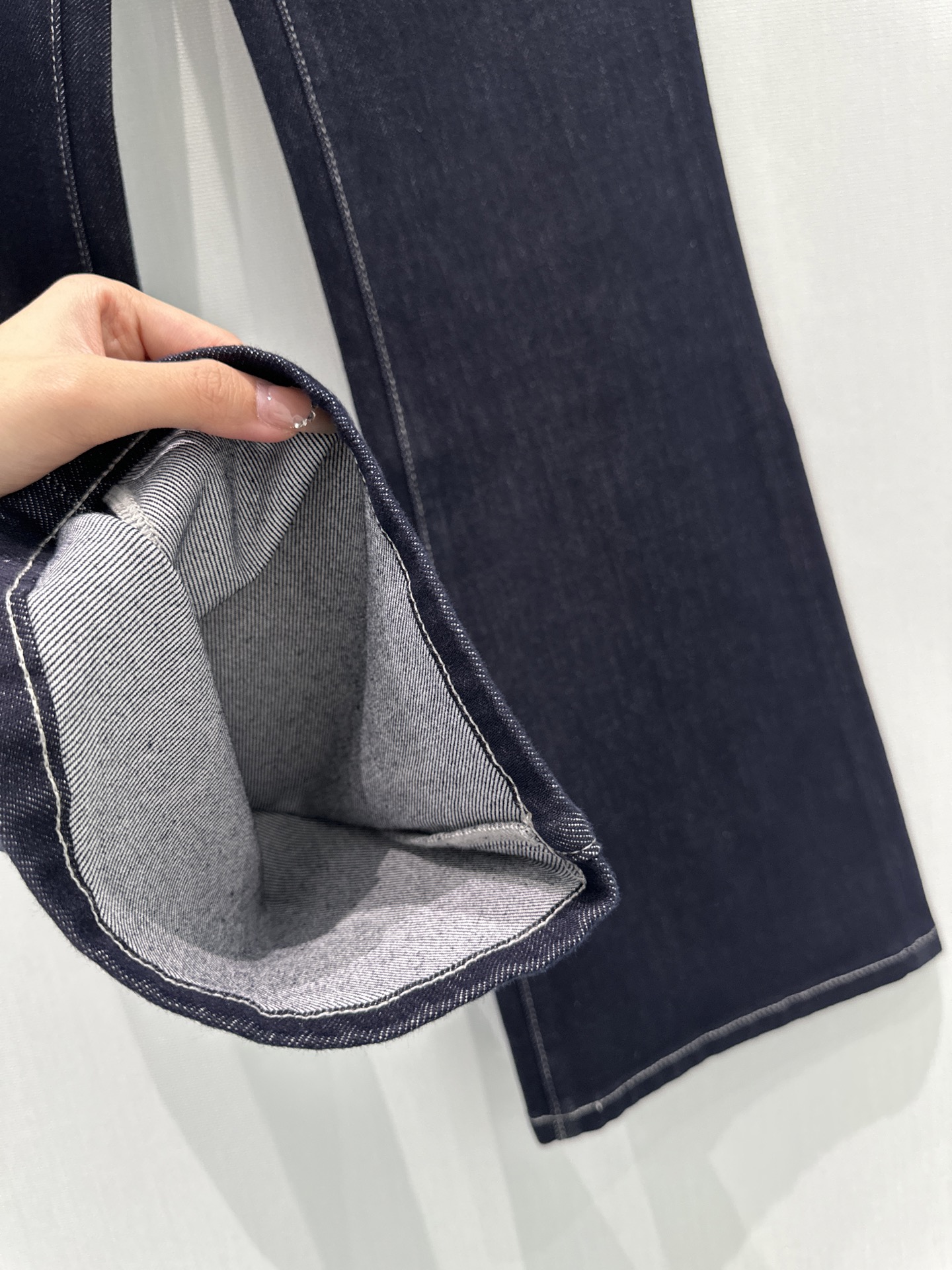 🛒𝐍𝐄𝐖 · 𝟐𝟎𝟐6/爆款现货【早春新款】原创｜双口袋V字刺绣微喇牛仔裤采用高端定制面料，牛仔穿起来非