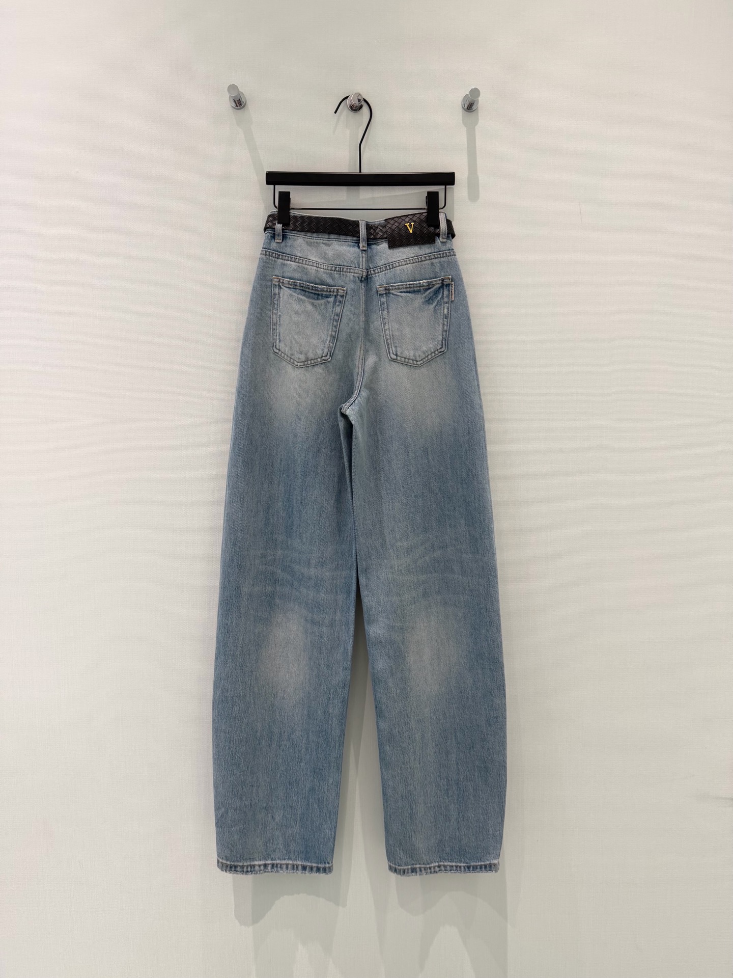 🛒𝐍𝐄𝐖 · 𝟐𝟎𝟐6/爆款现货原创 设计师｜V字破洞微镰刀牛仔裤采用高端定制面料，牛仔穿起来非常舒适，