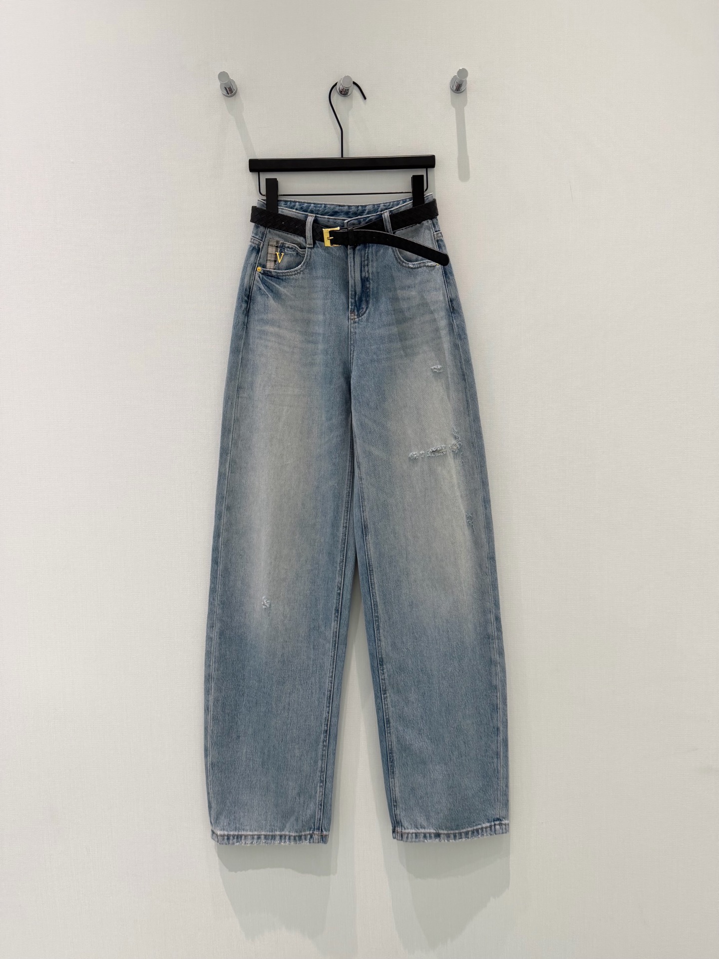 🛒𝐍𝐄𝐖 · 𝟐𝟎𝟐6/爆款现货原创 设计师｜V字破洞微镰刀牛仔裤采用高端定制面料，牛仔穿起来非常舒适，