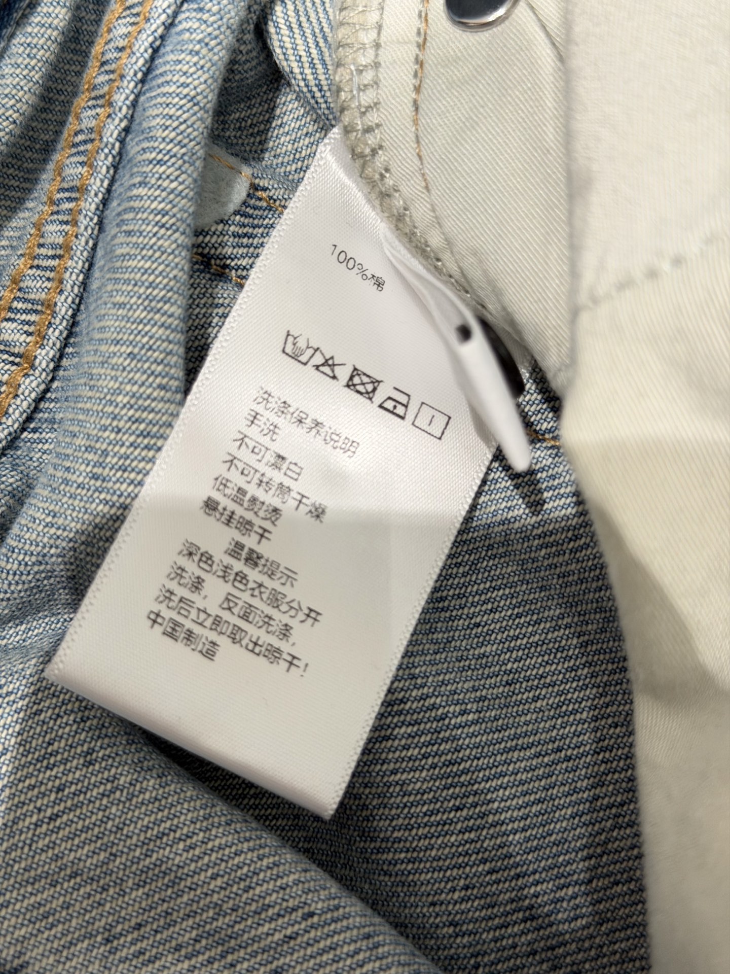 🛒𝐍𝐄𝐖 · 𝟐𝟎𝟐6/爆款现货原创 设计师｜V字破洞微镰刀牛仔裤采用高端定制面料，牛仔穿起来非常舒适，