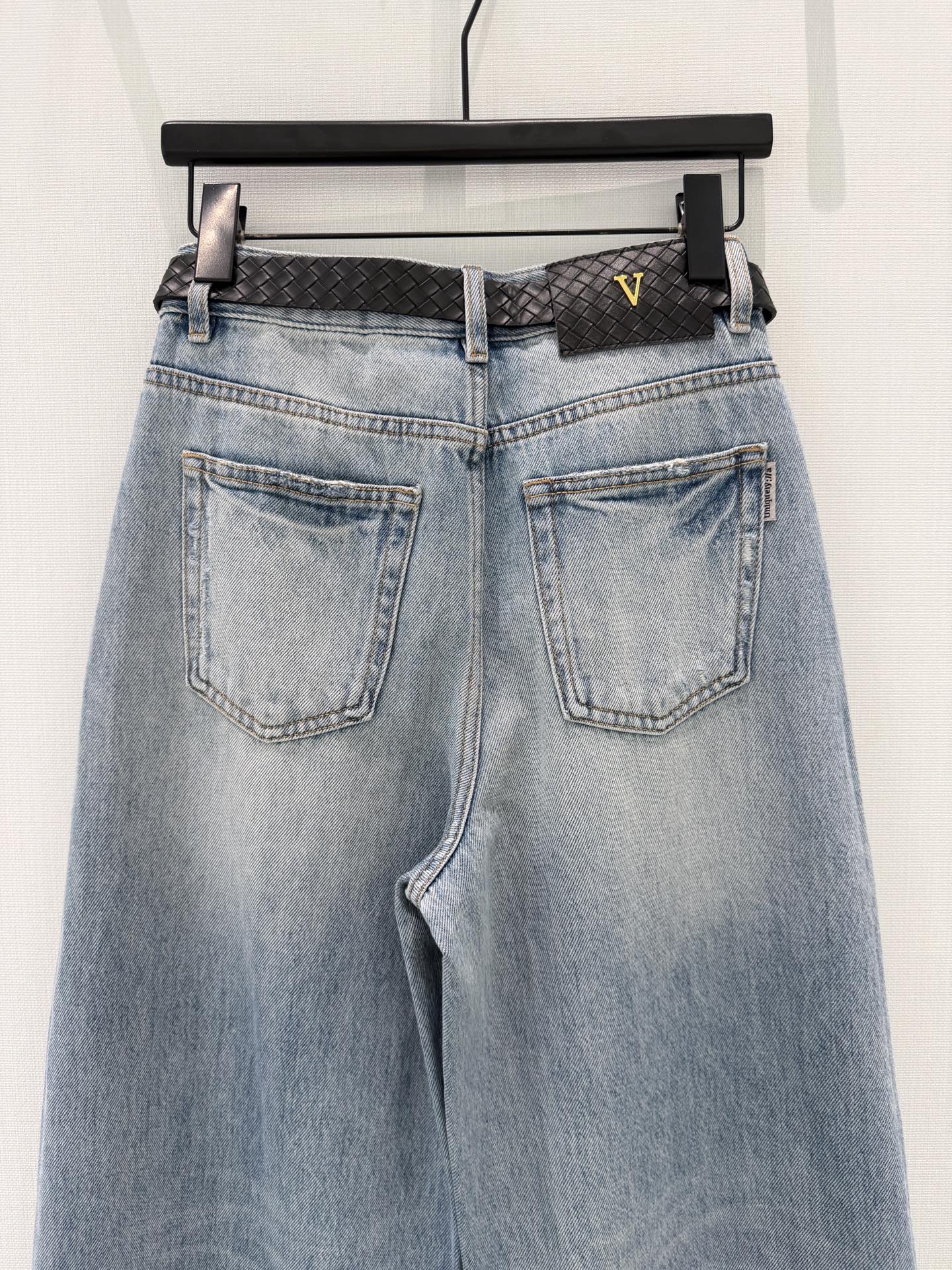 🛒𝐍𝐄𝐖 · 𝟐𝟎𝟐6/爆款现货原创 设计师｜V字破洞微镰刀牛仔裤采用高端定制面料，牛仔穿起来非常舒适，