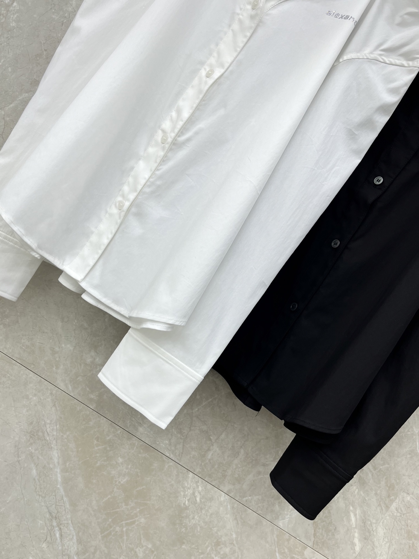 🛒𝐍𝐄𝐖 · 𝟐𝟎𝟐6/爆款现货【早春新款】Alex*｜26新款 重工烫钻假两件长袖衬衫 美式辣妹 它的