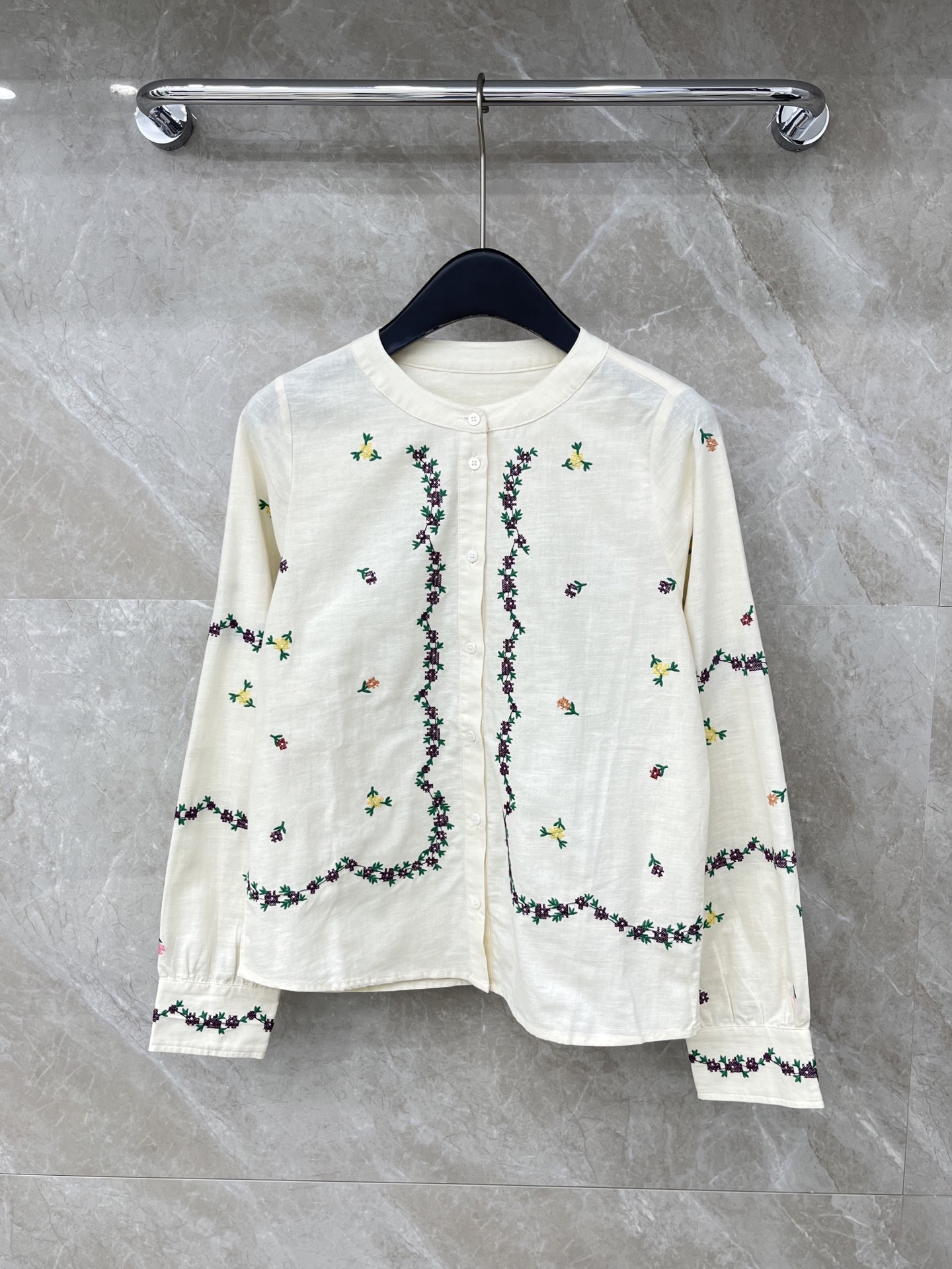 🛒𝐍𝐄𝐖 · 𝟐𝟎𝟐6/爆款现货原单品质 小众*｜2026新品碎花刺绣棉麻衬衫常规设计 精致刺绣，高级肌