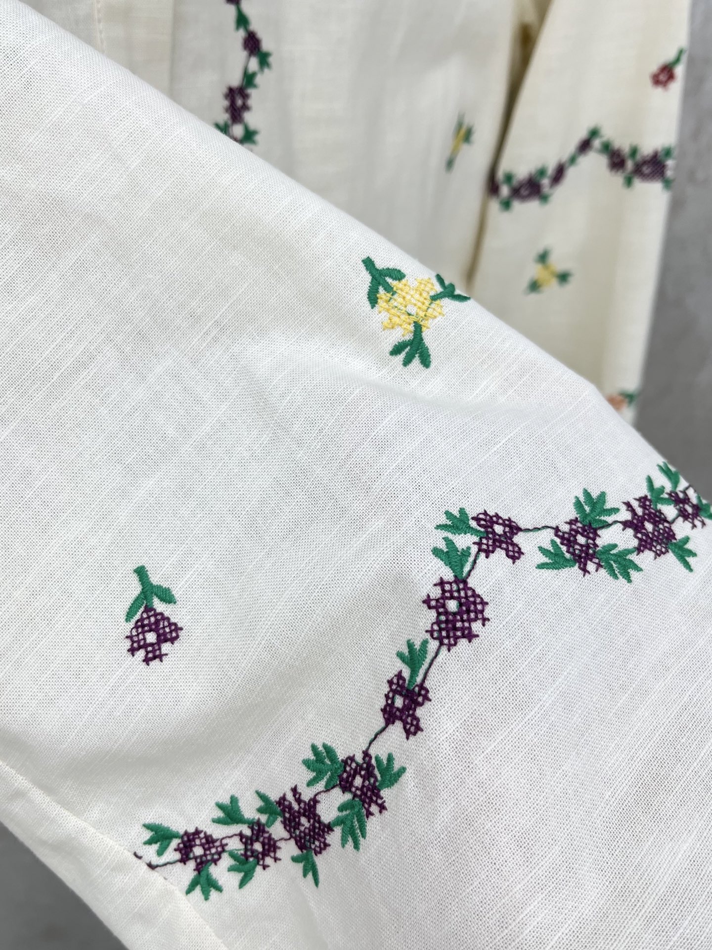 🛒𝐍𝐄𝐖 · 𝟐𝟎𝟐6/爆款现货原单品质 小众*｜2026新品碎花刺绣棉麻衬衫常规设计 精致刺绣，高级肌