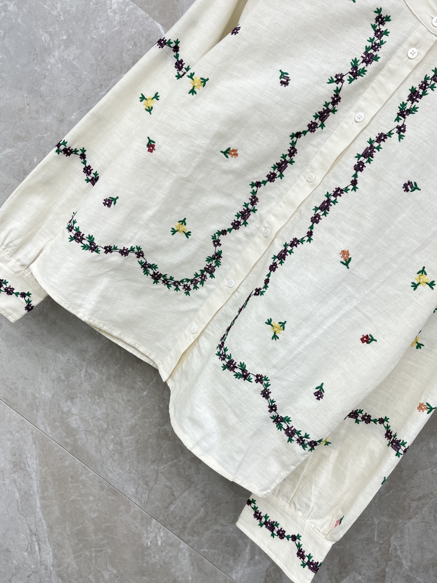 🛒𝐍𝐄𝐖 · 𝟐𝟎𝟐6/爆款现货原单品质 小众*｜2026新品碎花刺绣棉麻衬衫常规设计 精致刺绣，高级肌