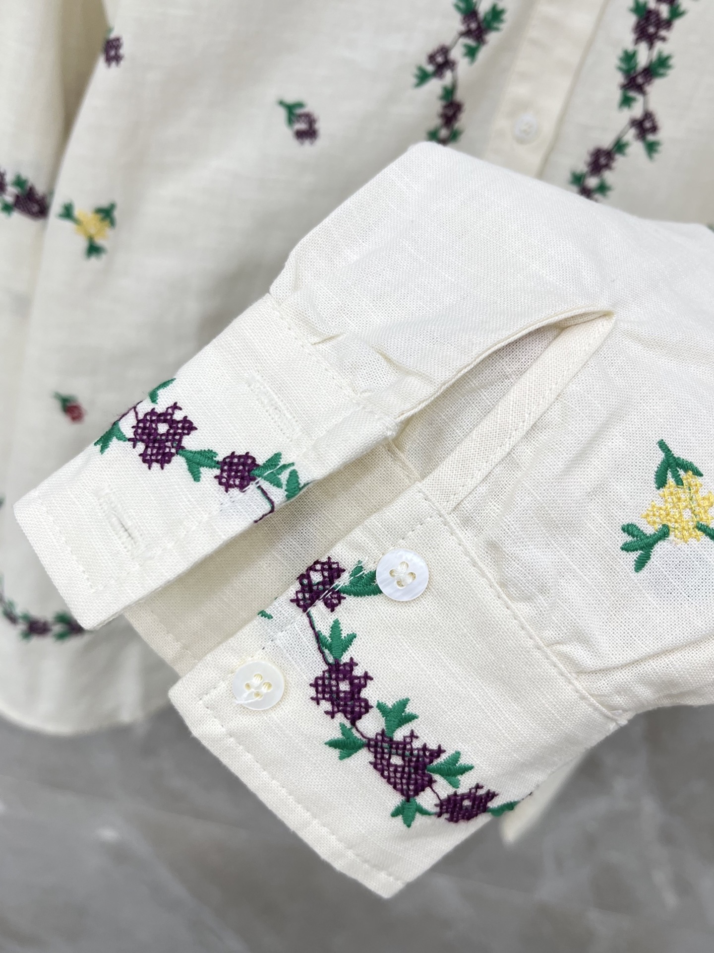 🛒𝐍𝐄𝐖 · 𝟐𝟎𝟐6/爆款现货原单品质 小众*｜2026新品碎花刺绣棉麻衬衫常规设计 精致刺绣，高级肌