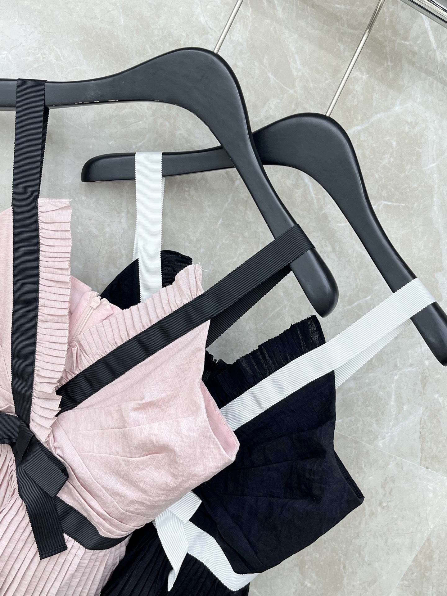 🛒𝐍𝐄𝐖 · 𝟐𝟎𝟐6/爆款现货原单品质 小众*｜2026新品荷叶边撞色蝴蝶结吊带高端设计 百褶下摆 高