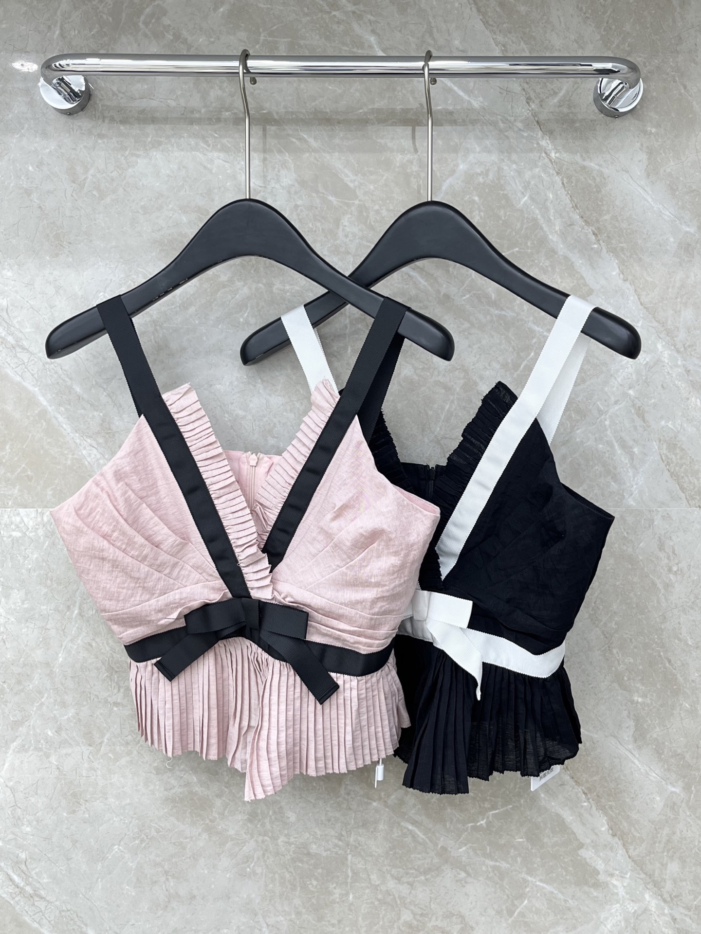 🛒𝐍𝐄𝐖 · 𝟐𝟎𝟐6/爆款现货原单品质 小众*｜2026新品荷叶边撞色蝴蝶结吊带高端设计 百褶下摆 高