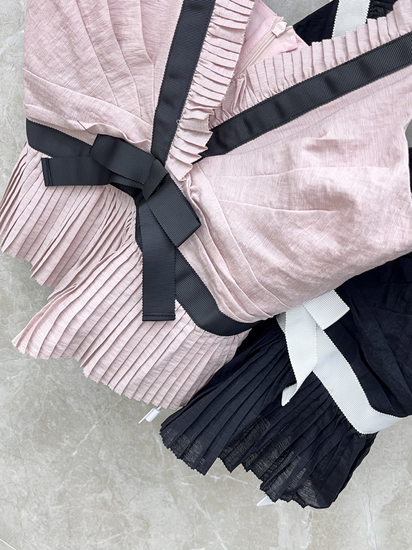 🛒𝐍𝐄𝐖 · 𝟐𝟎𝟐6/爆款现货原单品质 小众*｜2026新品荷叶边撞色蝴蝶结吊带高端设计 百褶下摆 高