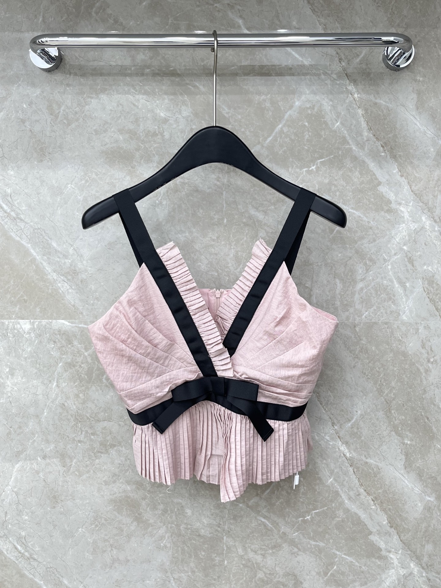 🛒𝐍𝐄𝐖 · 𝟐𝟎𝟐6/爆款现货原单品质 小众*｜2026新品荷叶边撞色蝴蝶结吊带高端设计 百褶下摆 高