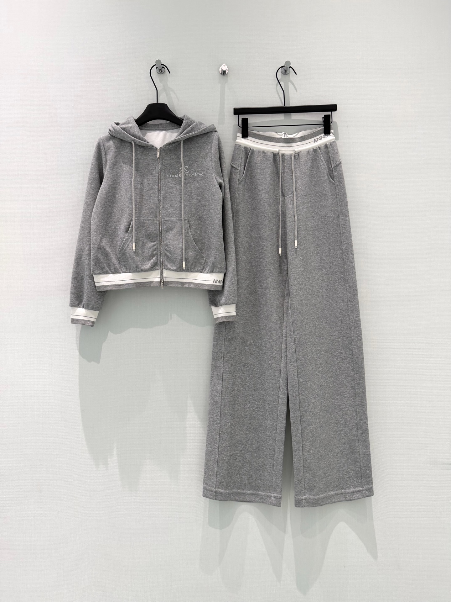 🛒𝐍𝐄𝐖 · 𝟐𝟎𝟐6/爆款现货设计师 原创｜26早春新品仿醋酸纤维织带字母套装！高端定制拉链卫衣外套，