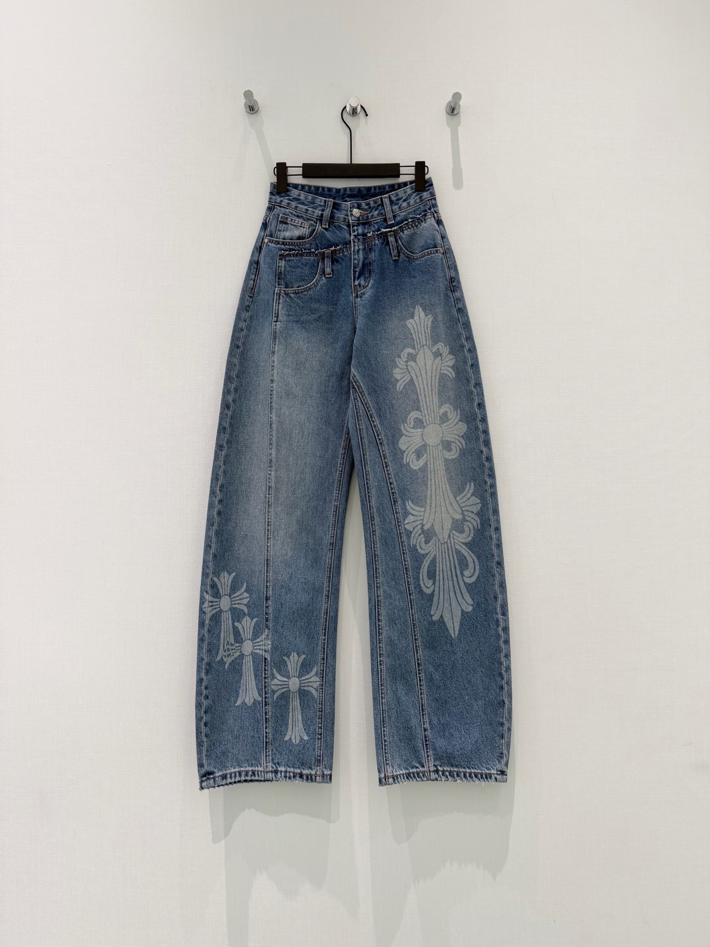 🛒𝐍𝐄𝐖 · 𝟐𝟎𝟐6/爆款现货原创 克罗星｜毛边错层印花镰刀牛仔裤采用高端定制面料，牛仔穿起来非常舒适