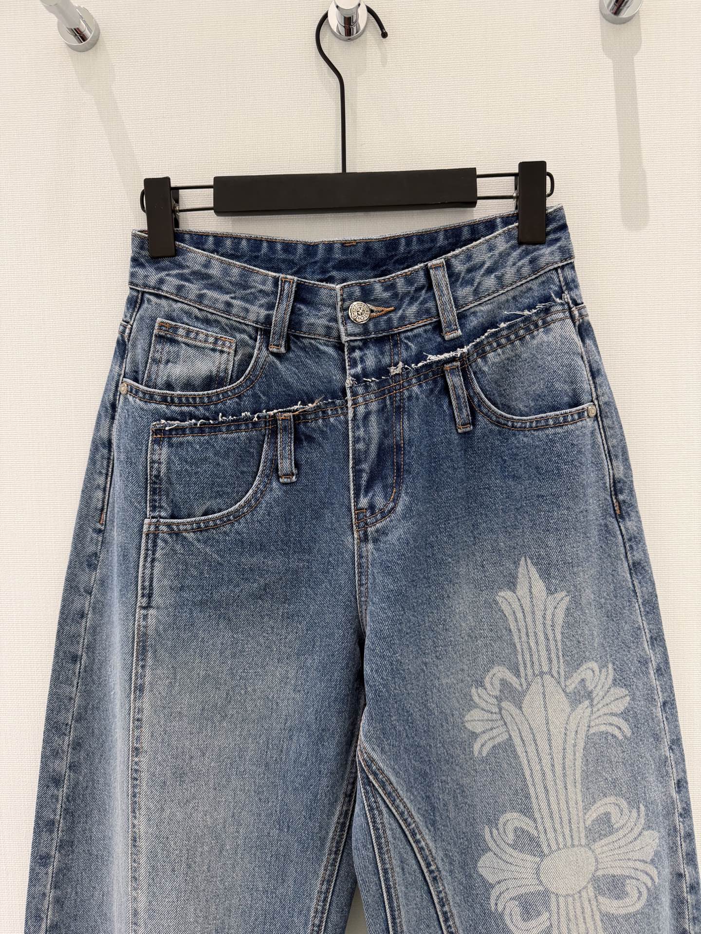 🛒𝐍𝐄𝐖 · 𝟐𝟎𝟐6/爆款现货原创 克罗星｜毛边错层印花镰刀牛仔裤采用高端定制面料，牛仔穿起来非常舒适