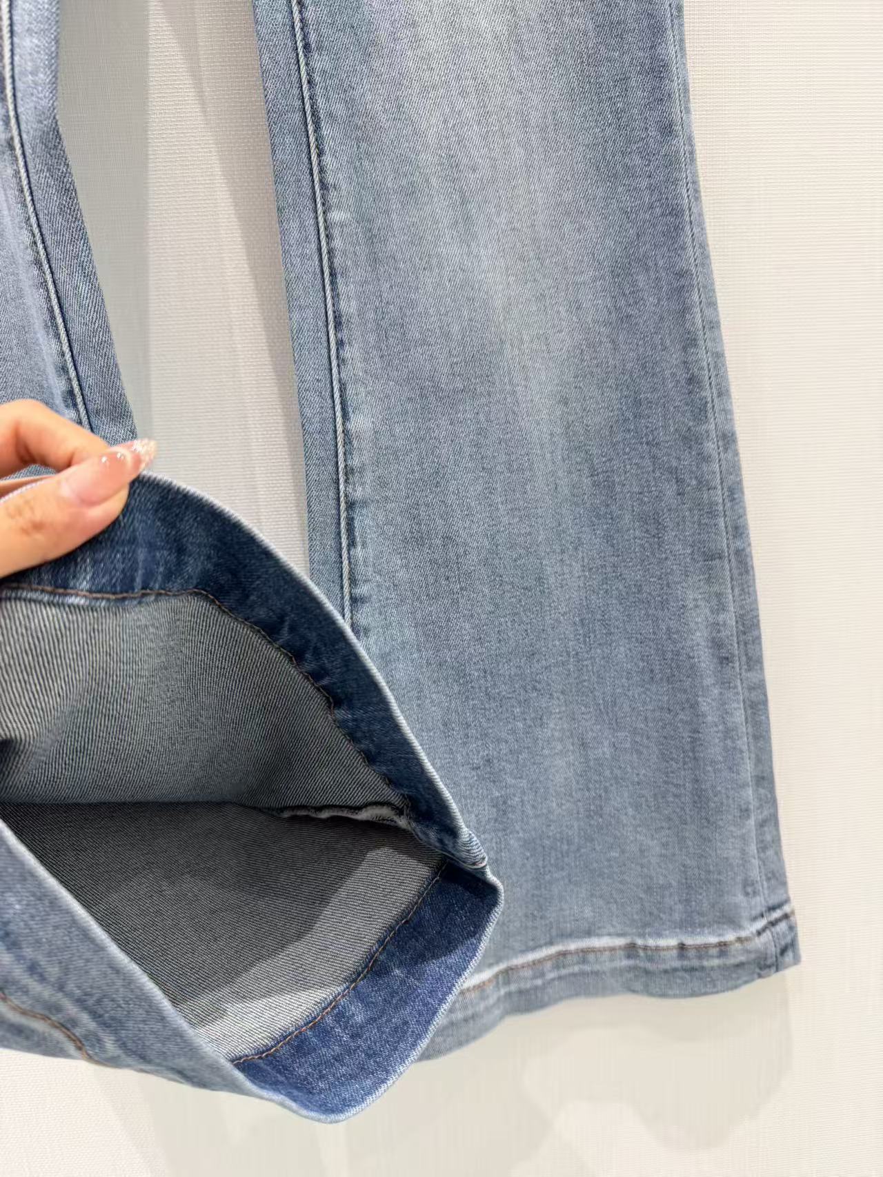 🛒𝐍𝐄𝐖 · 𝟐𝟎𝟐6/爆款现货设计师 原创 *｜钻扣装饰微喇牛仔裤采用高端定制面料，牛仔穿起来非常舒适