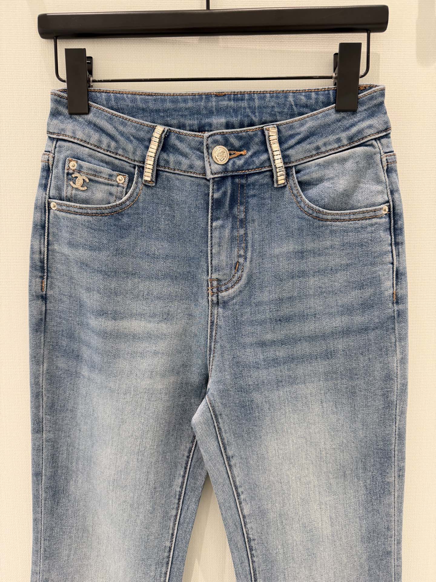 🛒𝐍𝐄𝐖 · 𝟐𝟎𝟐6/爆款现货设计师 原创 *｜钻扣装饰微喇牛仔裤采用高端定制面料，牛仔穿起来非常舒适