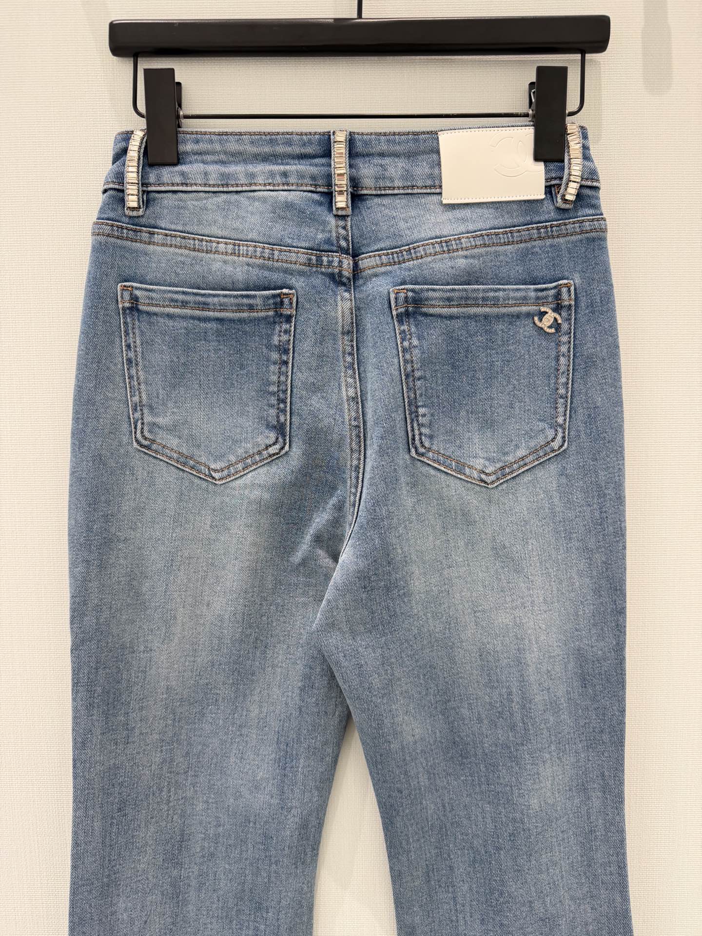 🛒𝐍𝐄𝐖 · 𝟐𝟎𝟐6/爆款现货设计师 原创 *｜钻扣装饰微喇牛仔裤采用高端定制面料，牛仔穿起来非常舒适