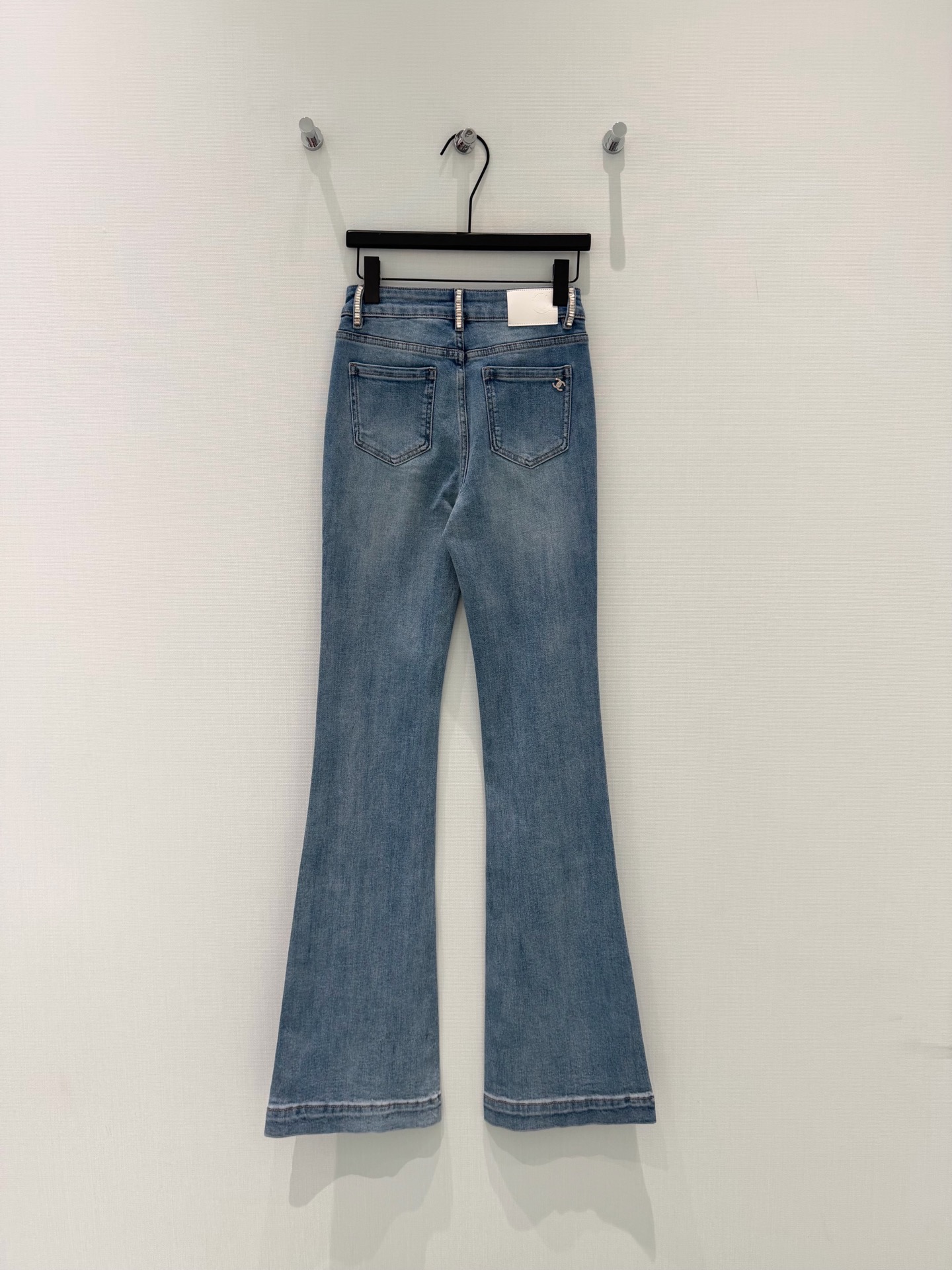 🛒𝐍𝐄𝐖 · 𝟐𝟎𝟐6/爆款现货设计师 原创 *｜钻扣装饰微喇牛仔裤采用高端定制面料，牛仔穿起来非常舒适